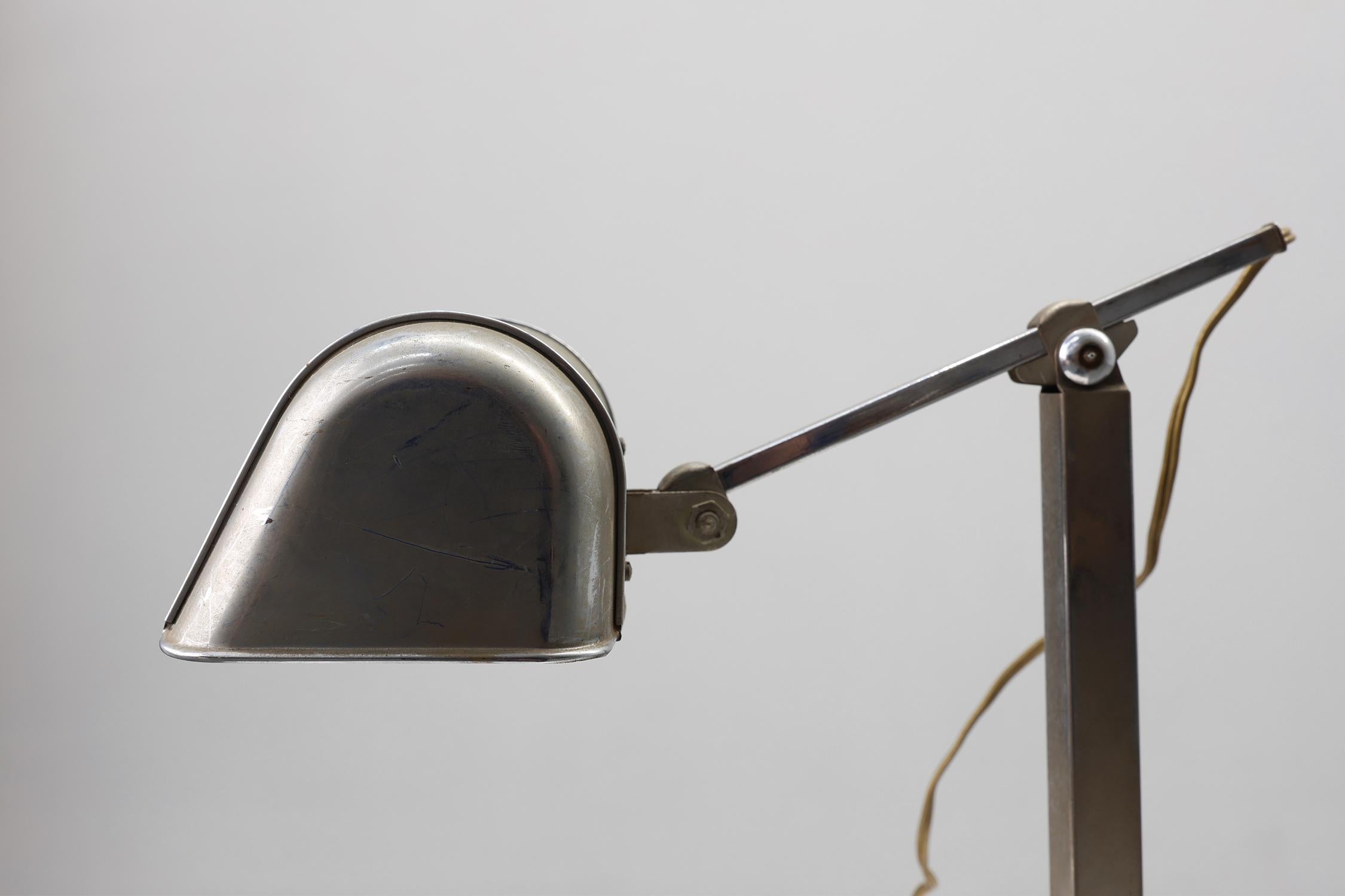 Art Deco Industrielle Metall- und Travertin-Schreibtischlampe, Belgien 1930er Jahre (Art déco) im Angebot