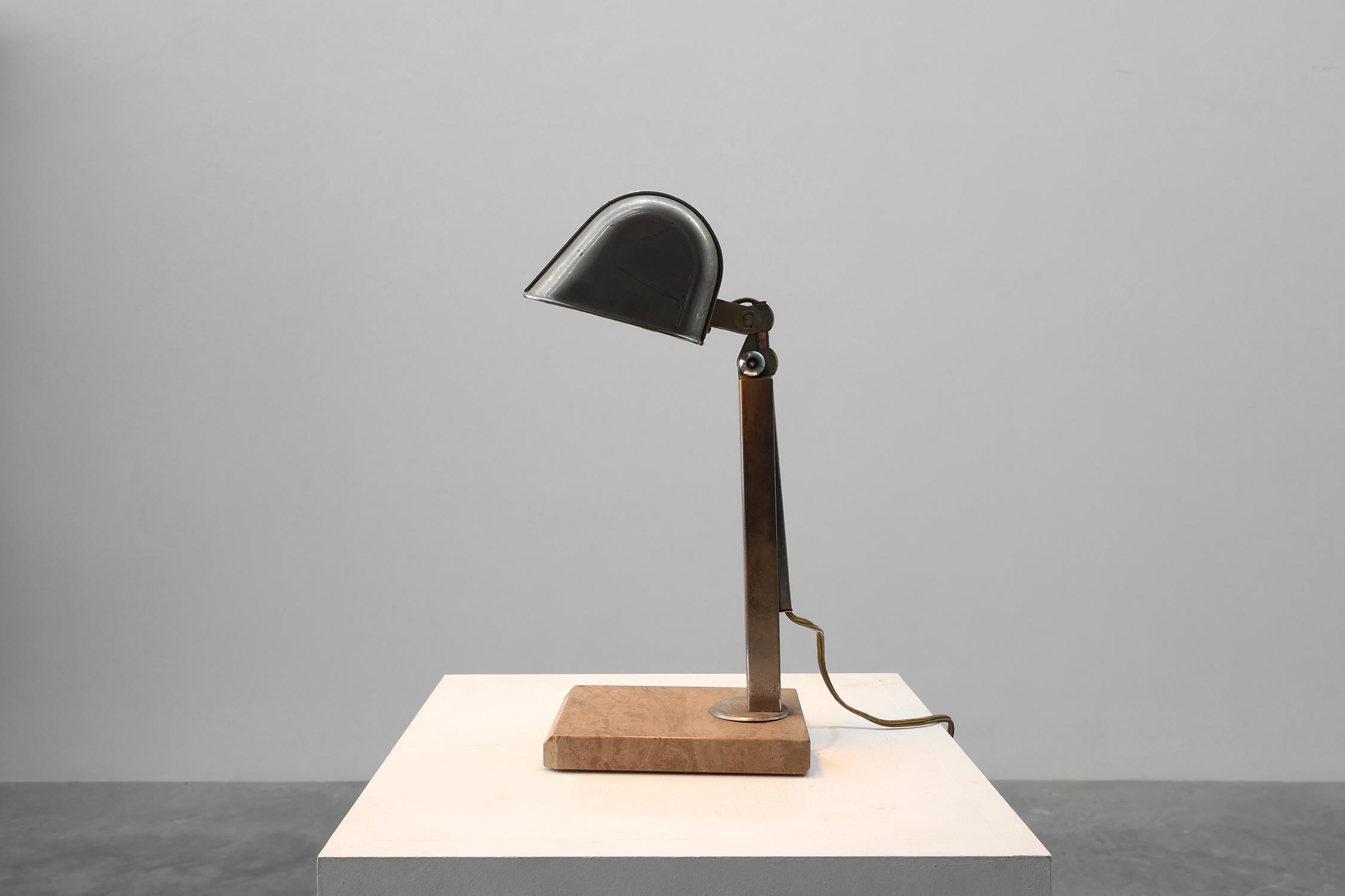 Art Deco Industrielle Metall- und Travertin-Schreibtischlampe, Belgien 1930er Jahre (Belgisch) im Angebot