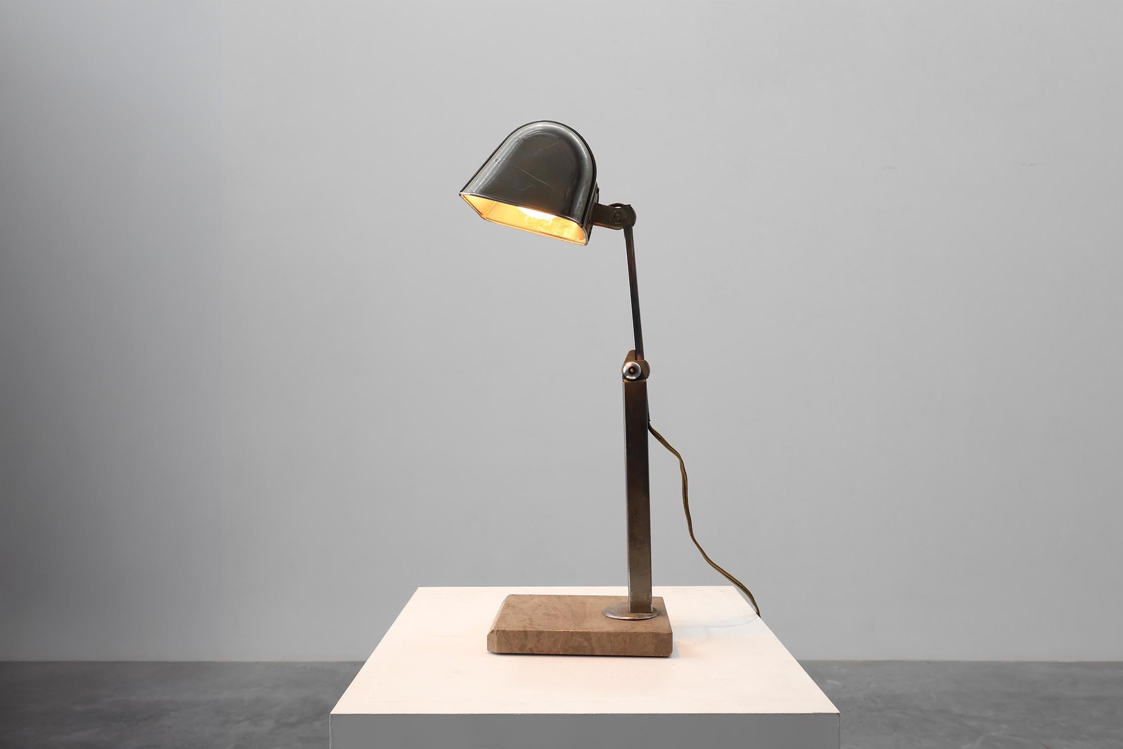 Art Deco Industrielle Metall- und Travertin-Schreibtischlampe, Belgien 1930er Jahre im Zustand „Gut“ im Angebot in Meulebeke, BE