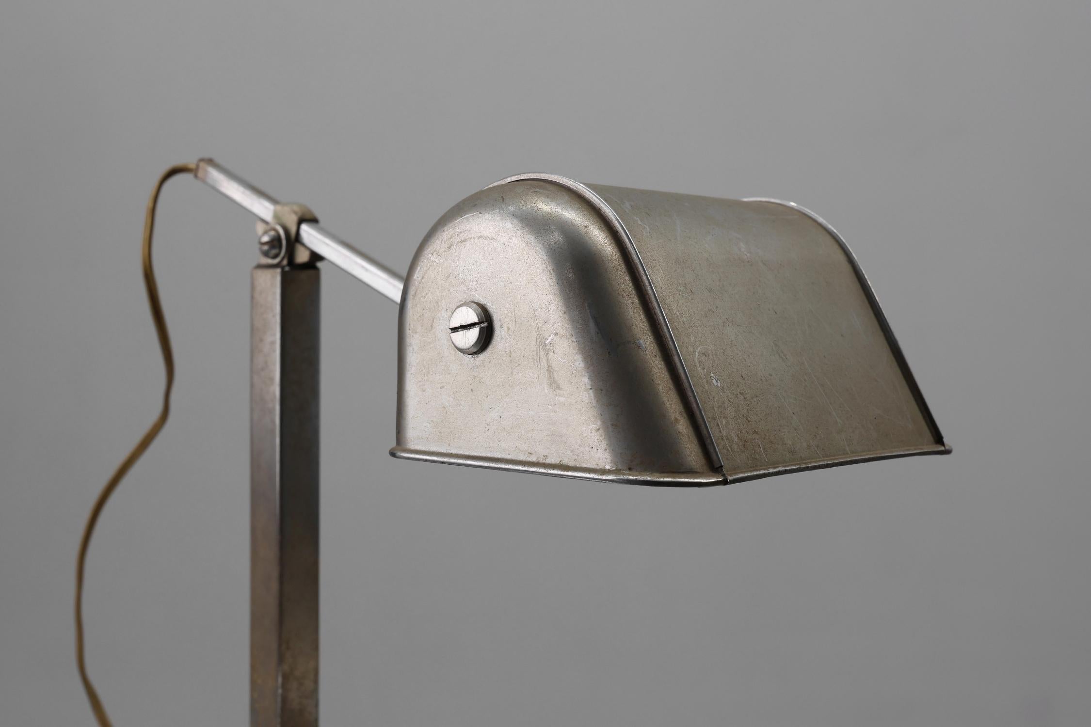 Art Deco Industrielle Metall- und Travertin-Schreibtischlampe, Belgien 1930er Jahre (Chrom) im Angebot
