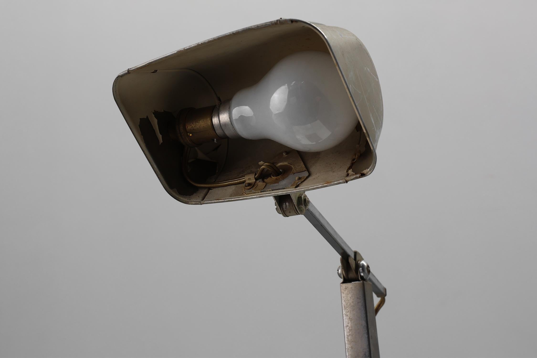 Art Deco Industrielle Metall- und Travertin-Schreibtischlampe, Belgien 1930er Jahre im Angebot 1