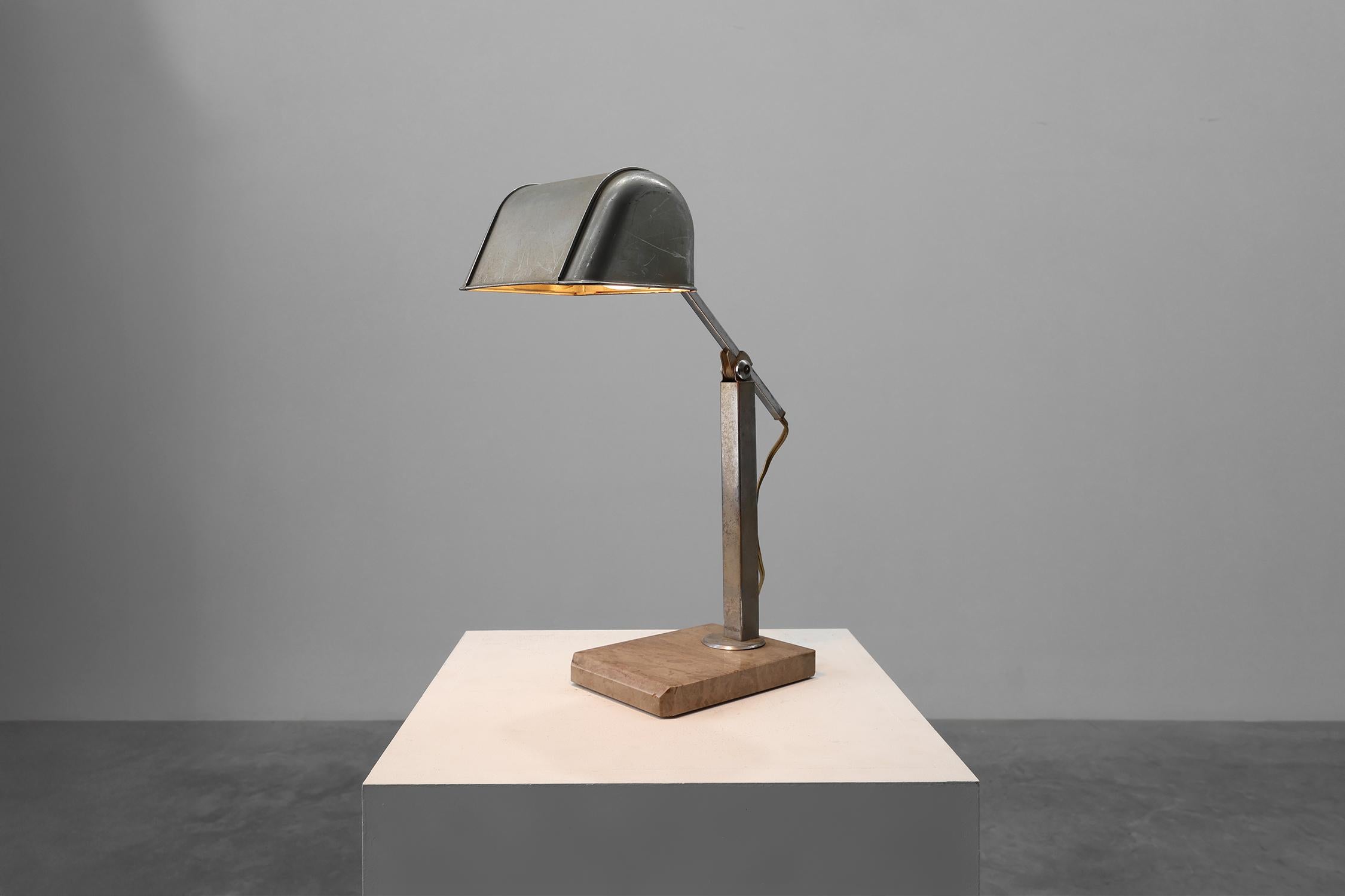 Art Deco Industrielle Metall- und Travertin-Schreibtischlampe, Belgien 1930er Jahre im Angebot 2