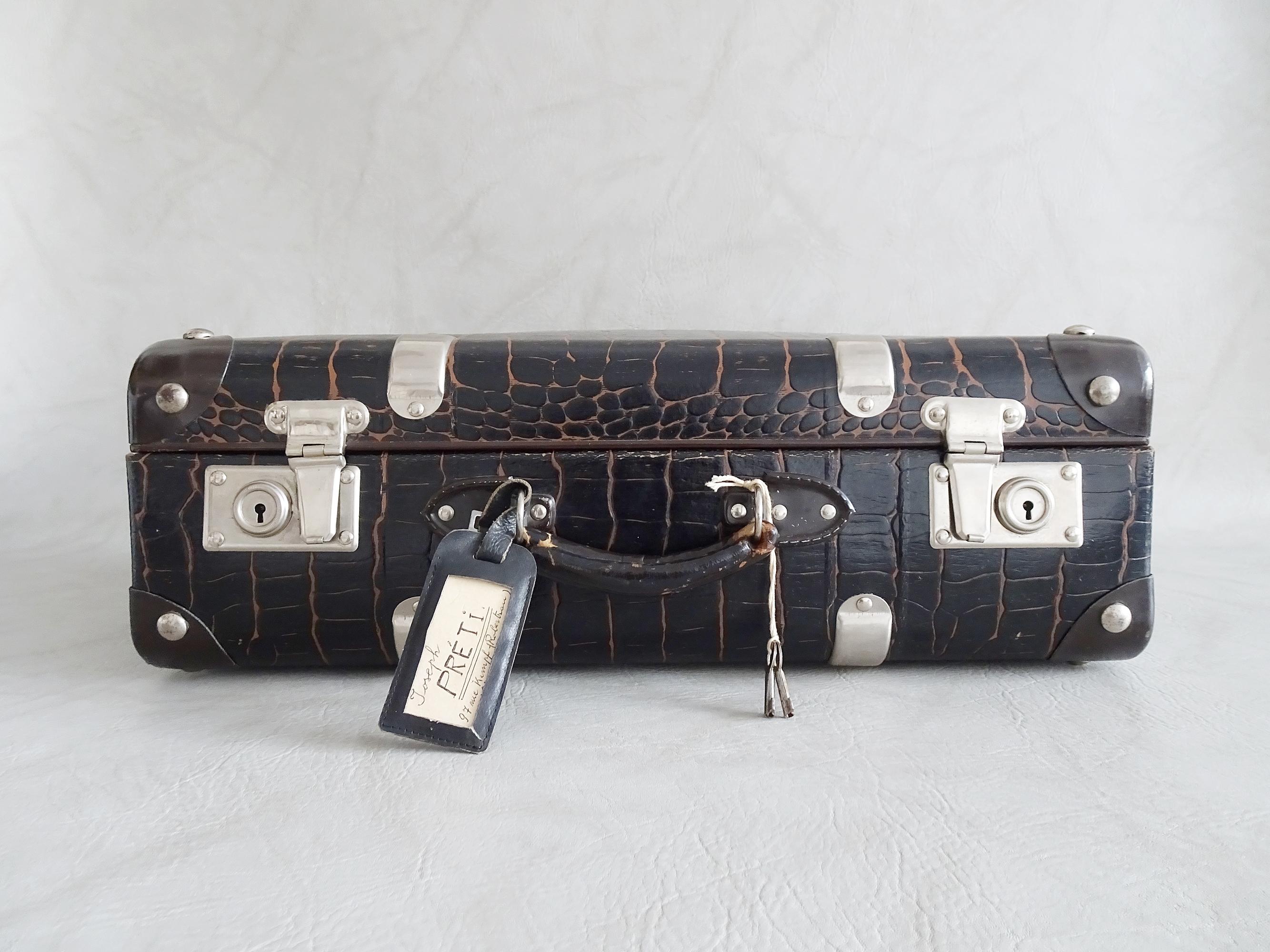 Brown Art Deco suitcase with a reptile pattern - an original piece for travel or as home decor. Hard cardboard shell with metal details, two keys and a brown leather luggage tag. The locking function is perfect. The interior is very well preserved