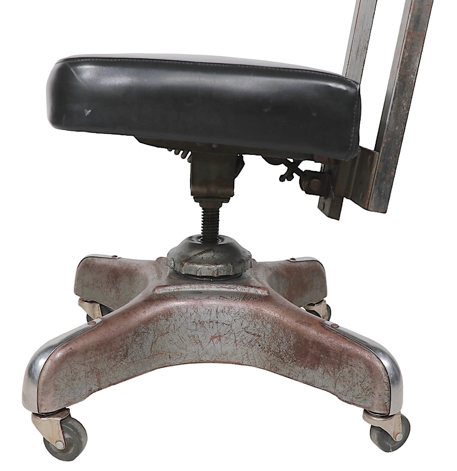 Industriel classique  Chaise de bureau pivotante de style tanker par la Harter Corporation, vers 1930 - 1940. La chaise est dotée d'une base élégante de style hélice avec un chrome Art déco.  détails. Le siège pivote sur 360° et est réglable en