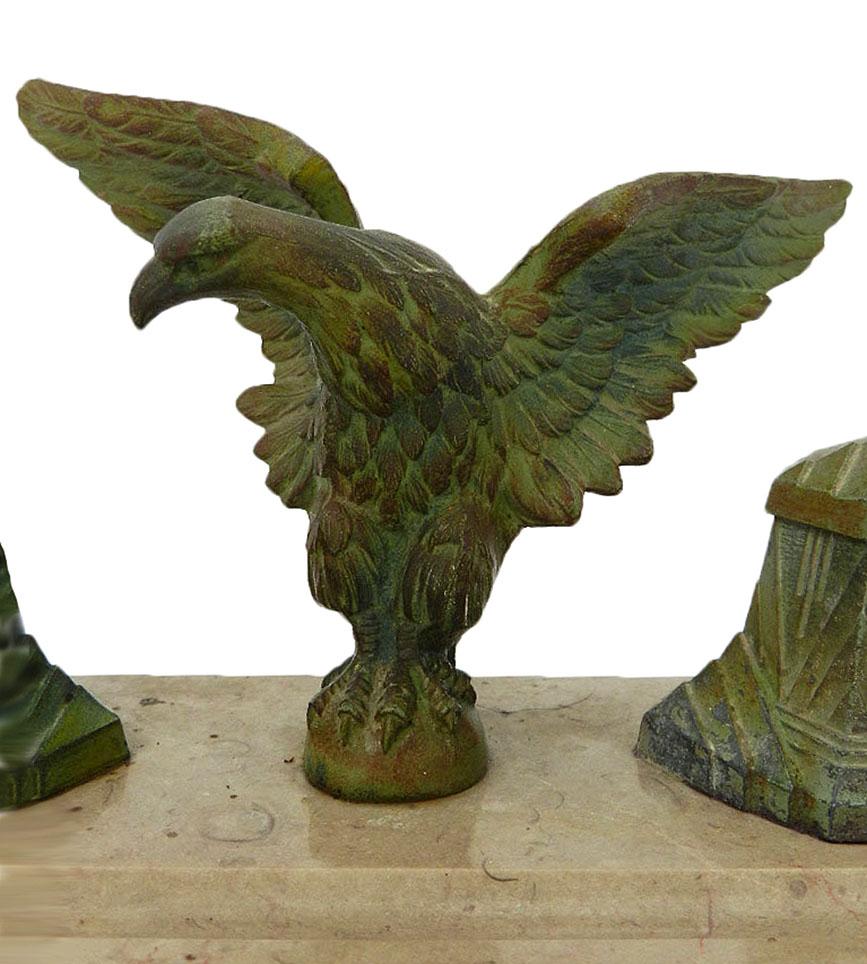 Art Deco Adler Tintenfass Schreibtisch-Set, Schreibtisch Ornament, Schreibtisch-Accessoire
Patiniertes Verdigris-Metall auf buntem Marmorsockel
Zwei Tintenfässer, eines mit dem ursprünglichen Glaseinsatz, das andere mit einem späteren