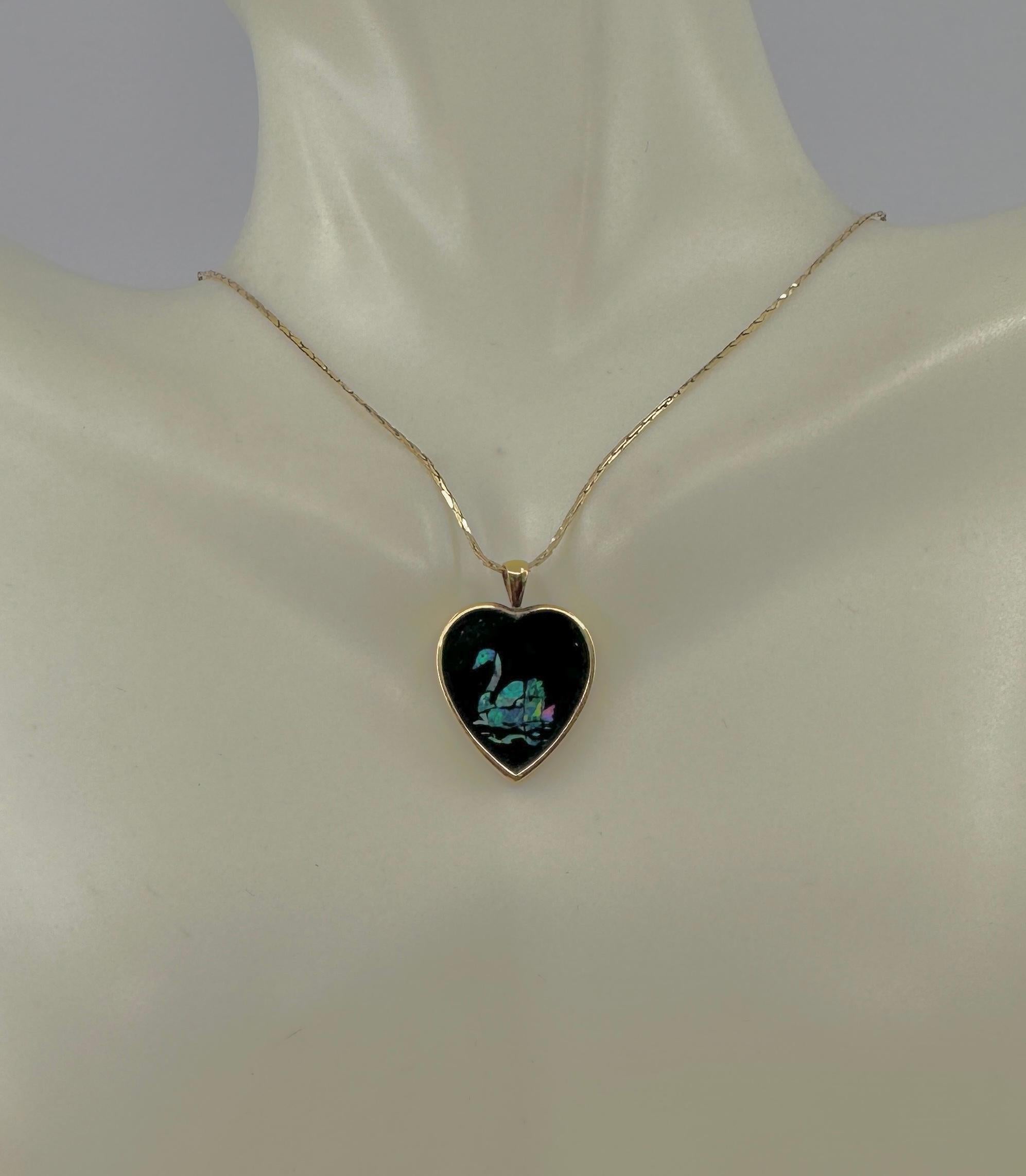 Art Déco Collana con ciondolo a forma di uccello con cuore di cigno in opale nero intarsiato in stile Art Deco, oro 14 carati e onice in vendita