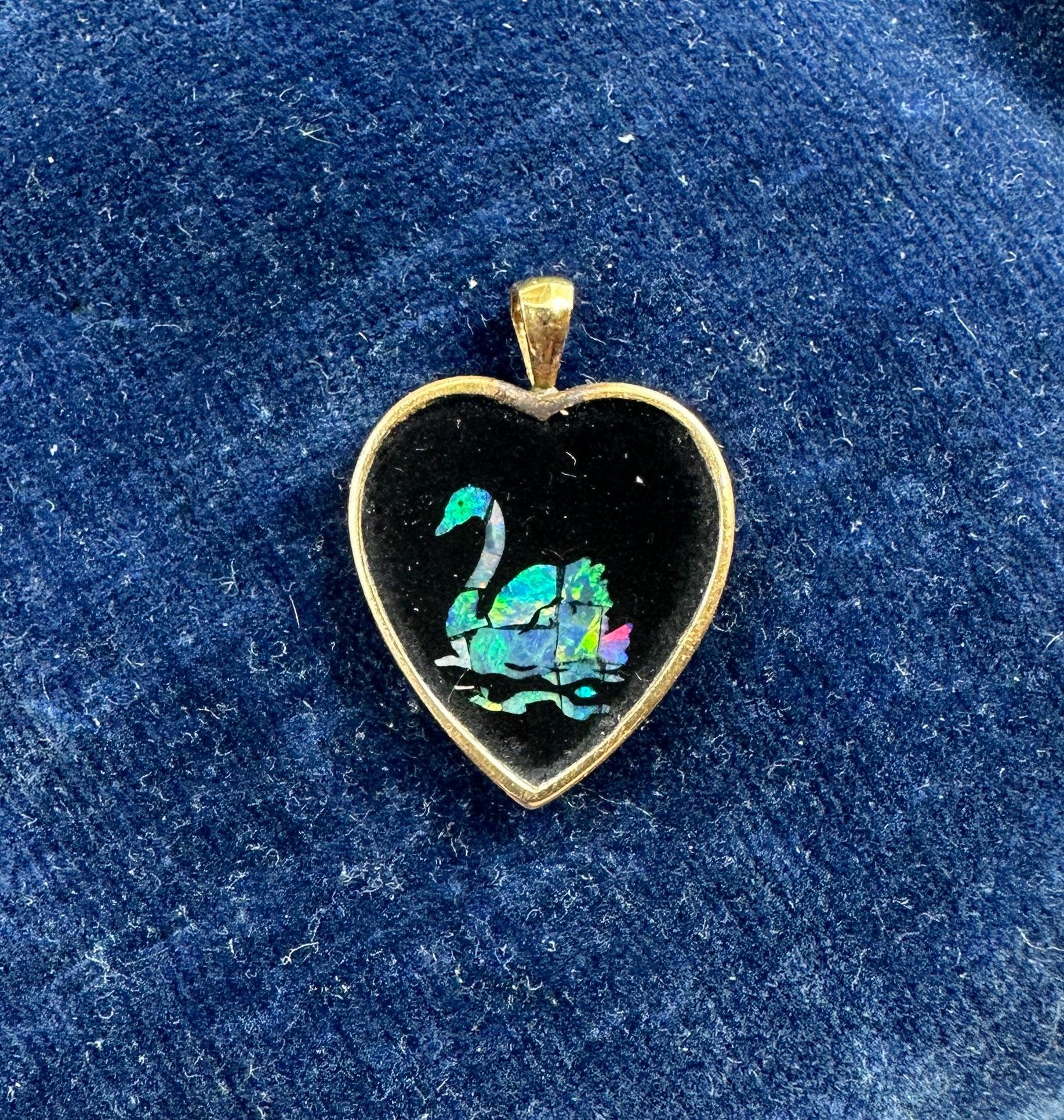 Portrait Collana con ciondolo a forma di uccello con cuore di cigno in opale nero intarsiato in stile Art Deco, oro 14 carati e onice in vendita