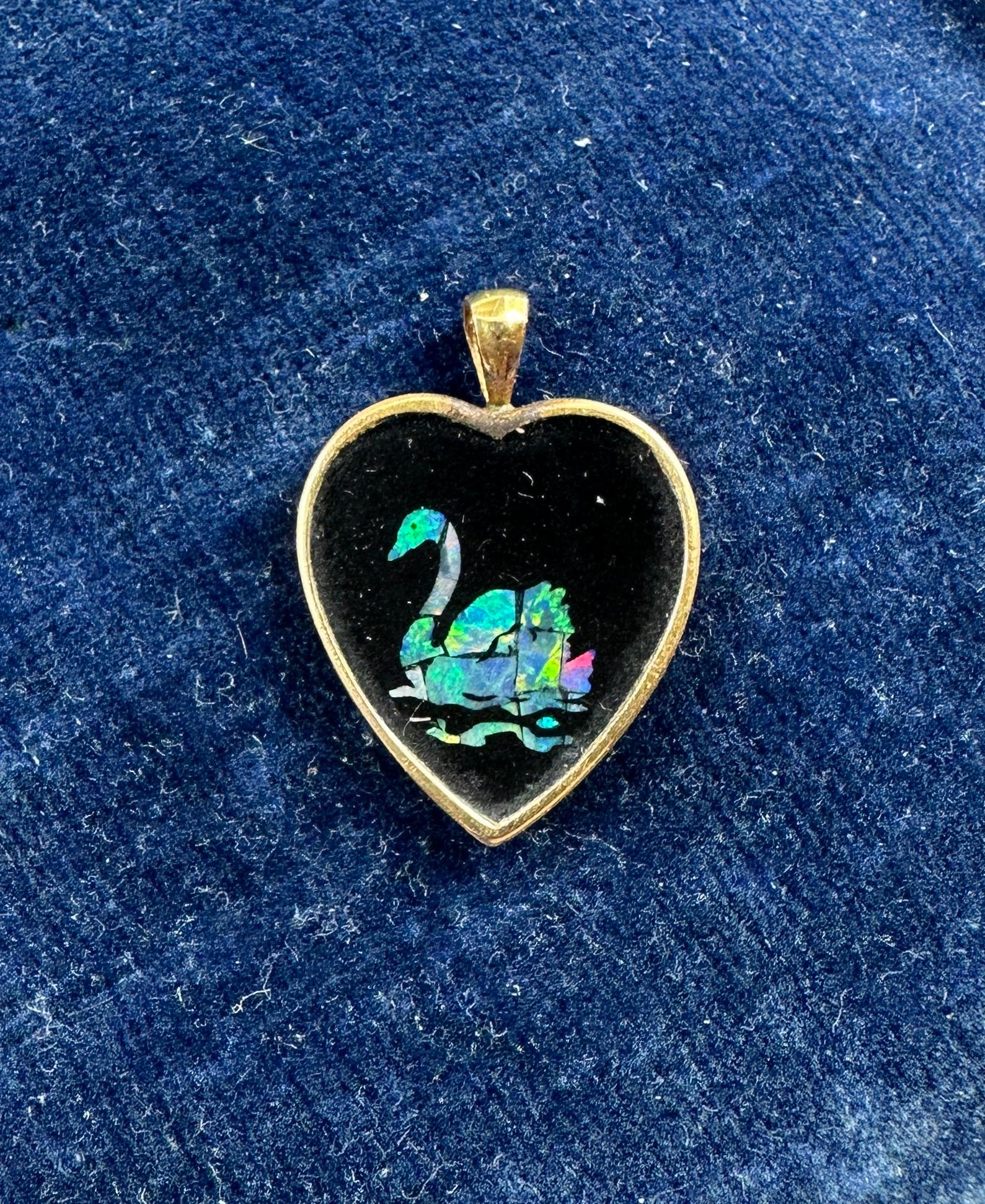 Collana con ciondolo a forma di uccello con cuore di cigno in opale nero intarsiato in stile Art Deco, oro 14 carati e onice In condizioni ottime in vendita a New York, NY
