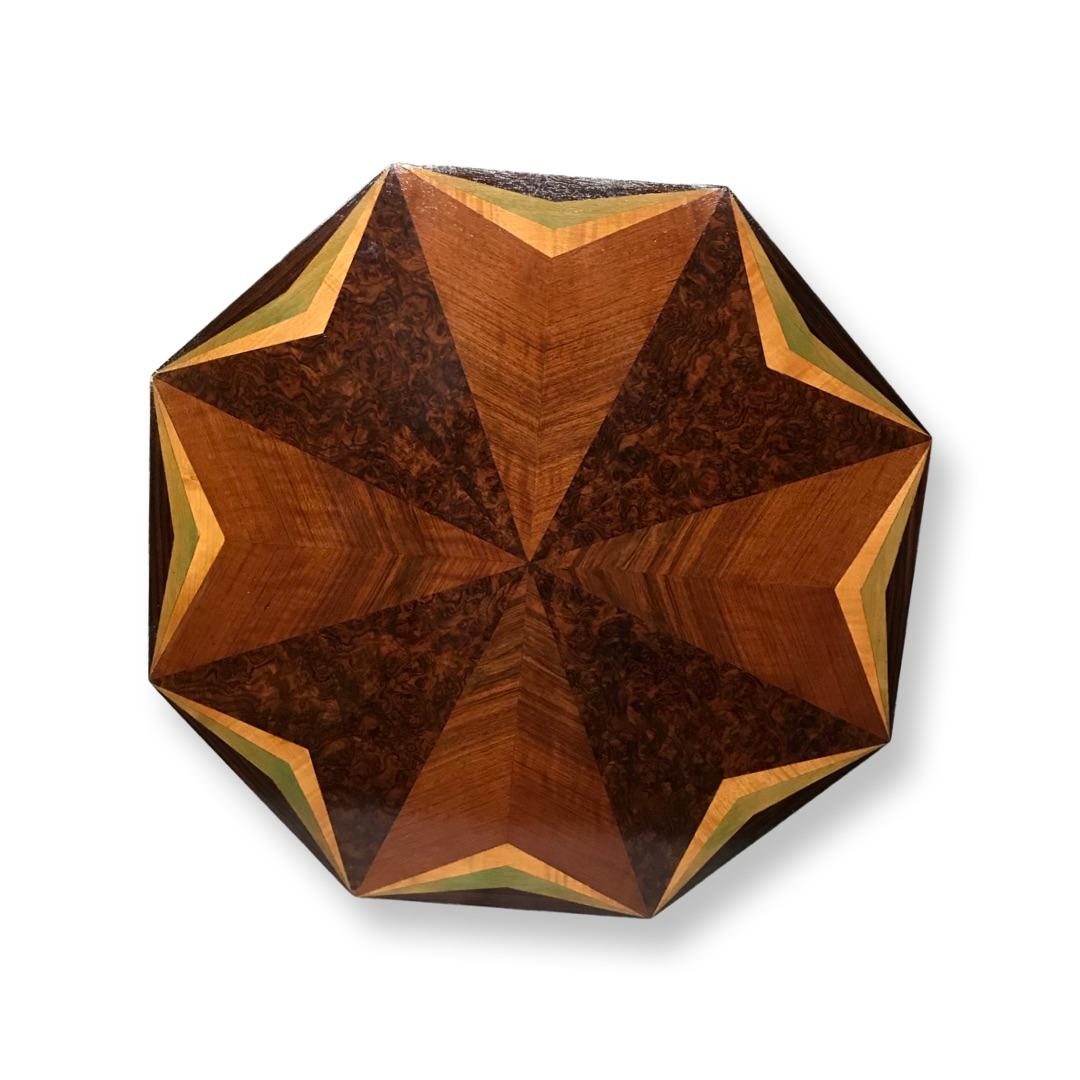 Européen Table basse octogonale marquetée Art Déco en vente