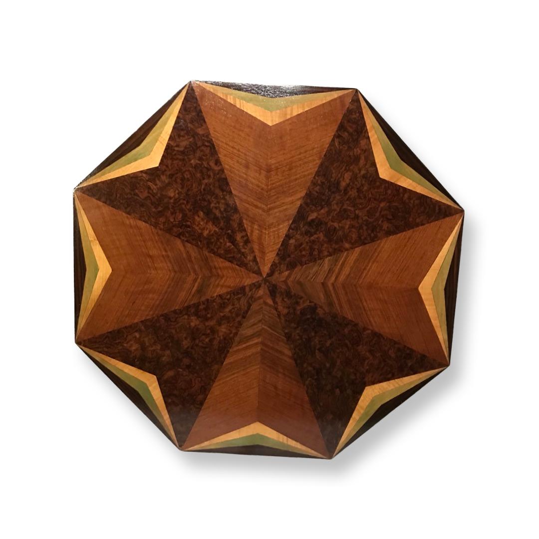 Noyer Table basse octogonale marquetée Art Déco en vente