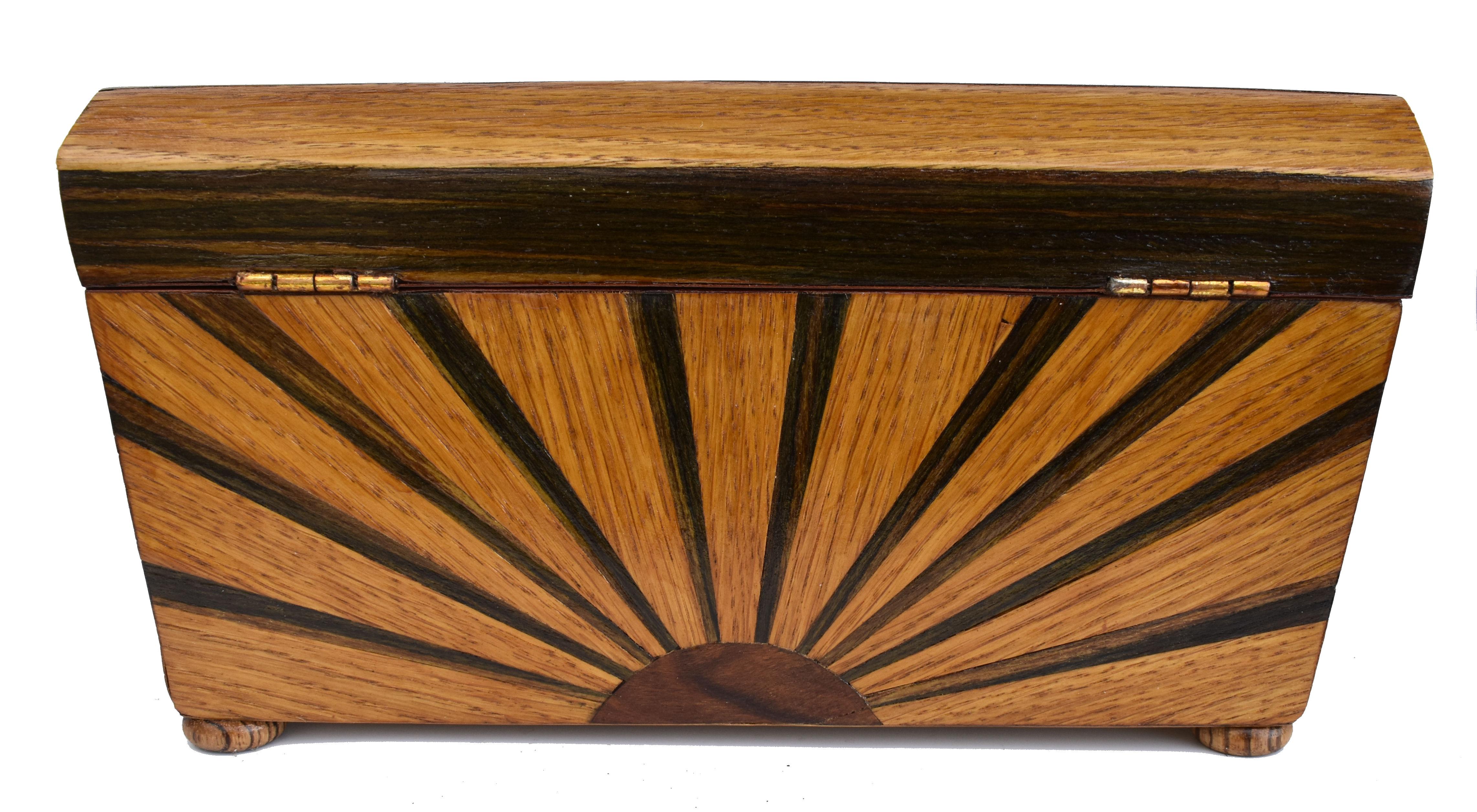 Teedose mit Intarsien „Sunray“ im Art déco-Stil mit Schlüssel, um 1930 (Walnuss) im Angebot