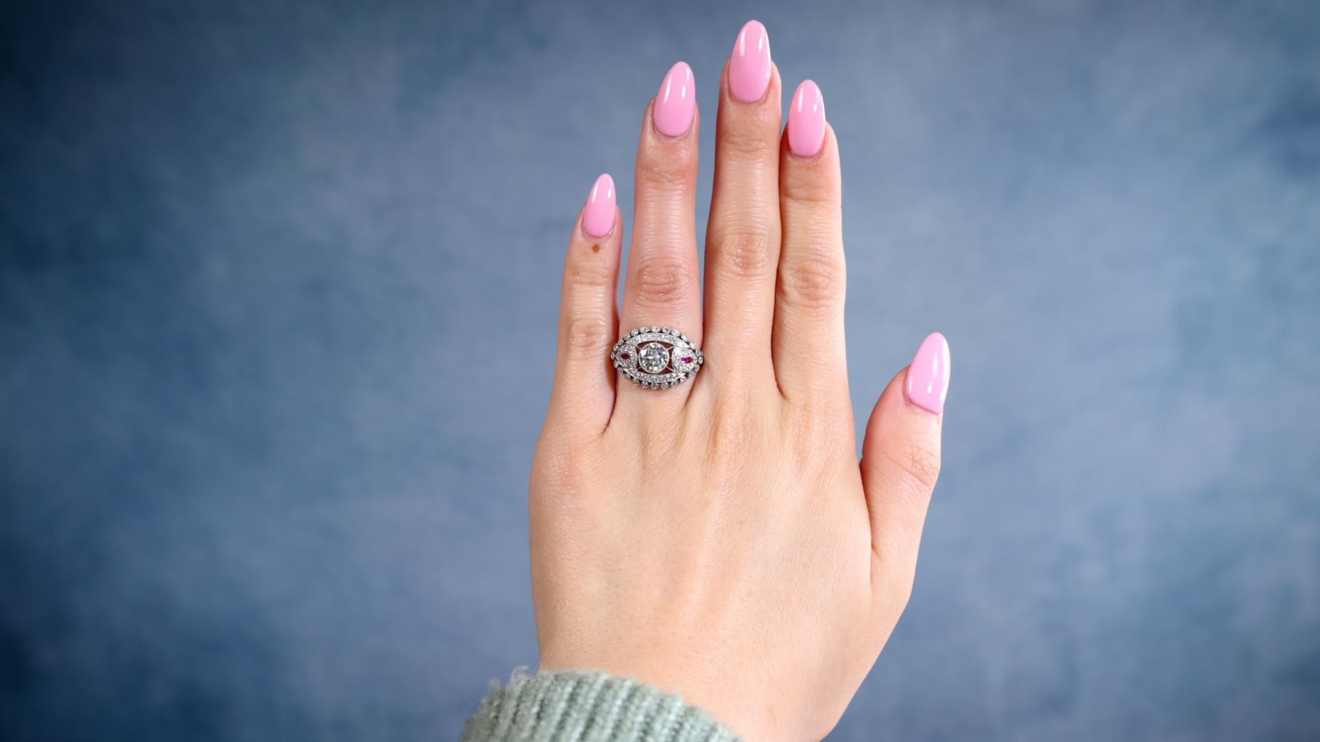 Eine Art Deco inspiriert 0,85 Karat Diamant Rubin Platin Ring. Mit einem Diamanten im alten europäischen Schliff mit einem Gewicht von 0,85 Karat, der in der Fassung als Farbe J und Reinheit VS2 eingestuft ist. Akzentuiert durch 58 Diamanten im