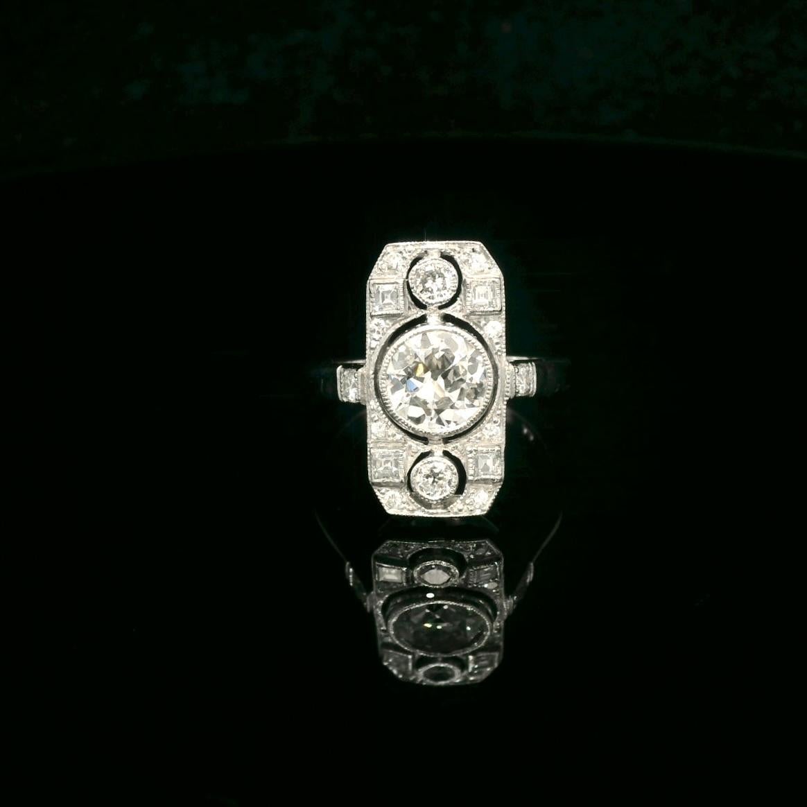 Anillo de diamantes de inspiración Art Déco. 

El anillo es de platino (sello 