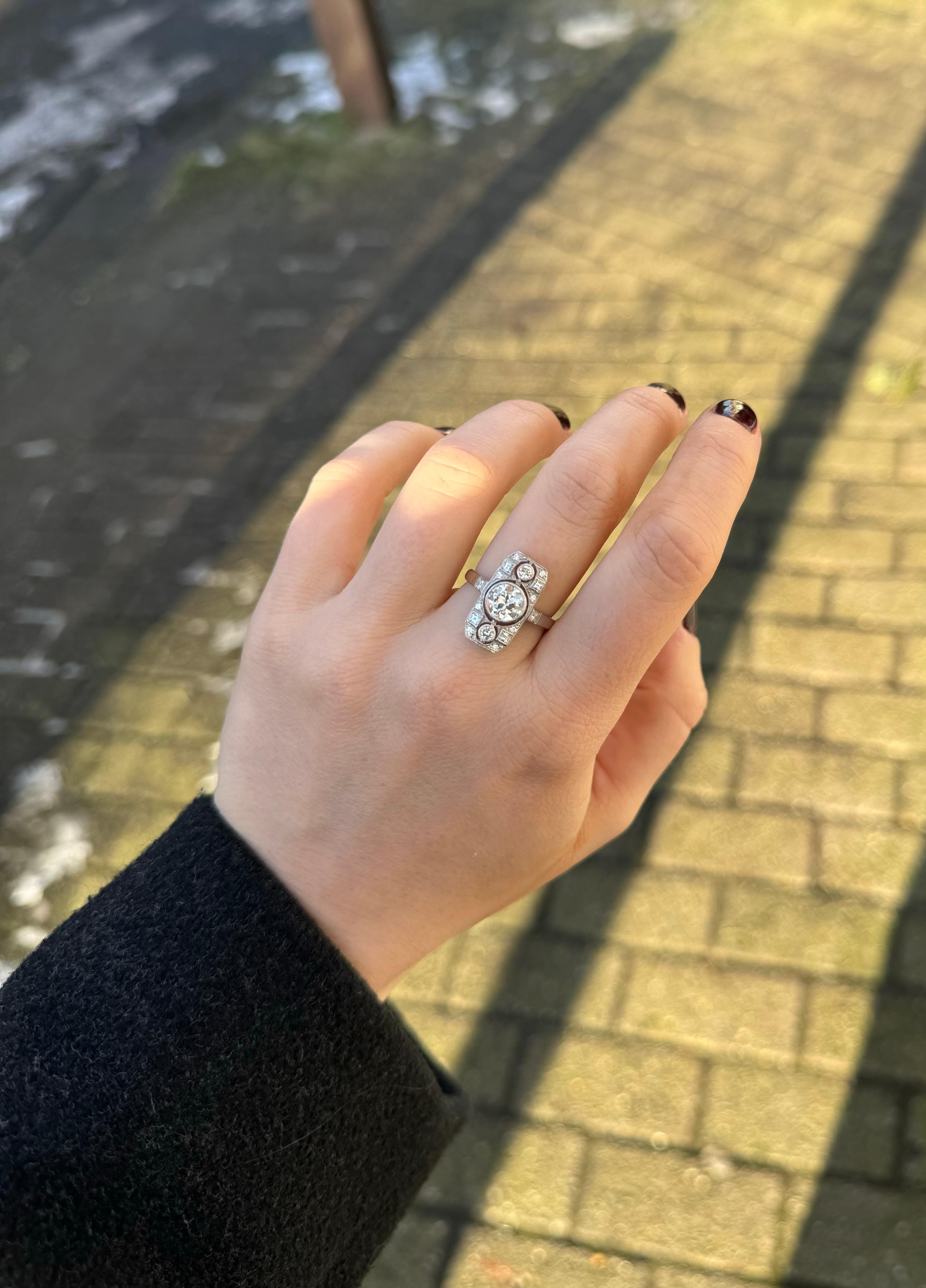 Anillo de diamantes de 1.10 quilates de inspiración Art Déco en Excelente estado para la venta en Uccle, BE