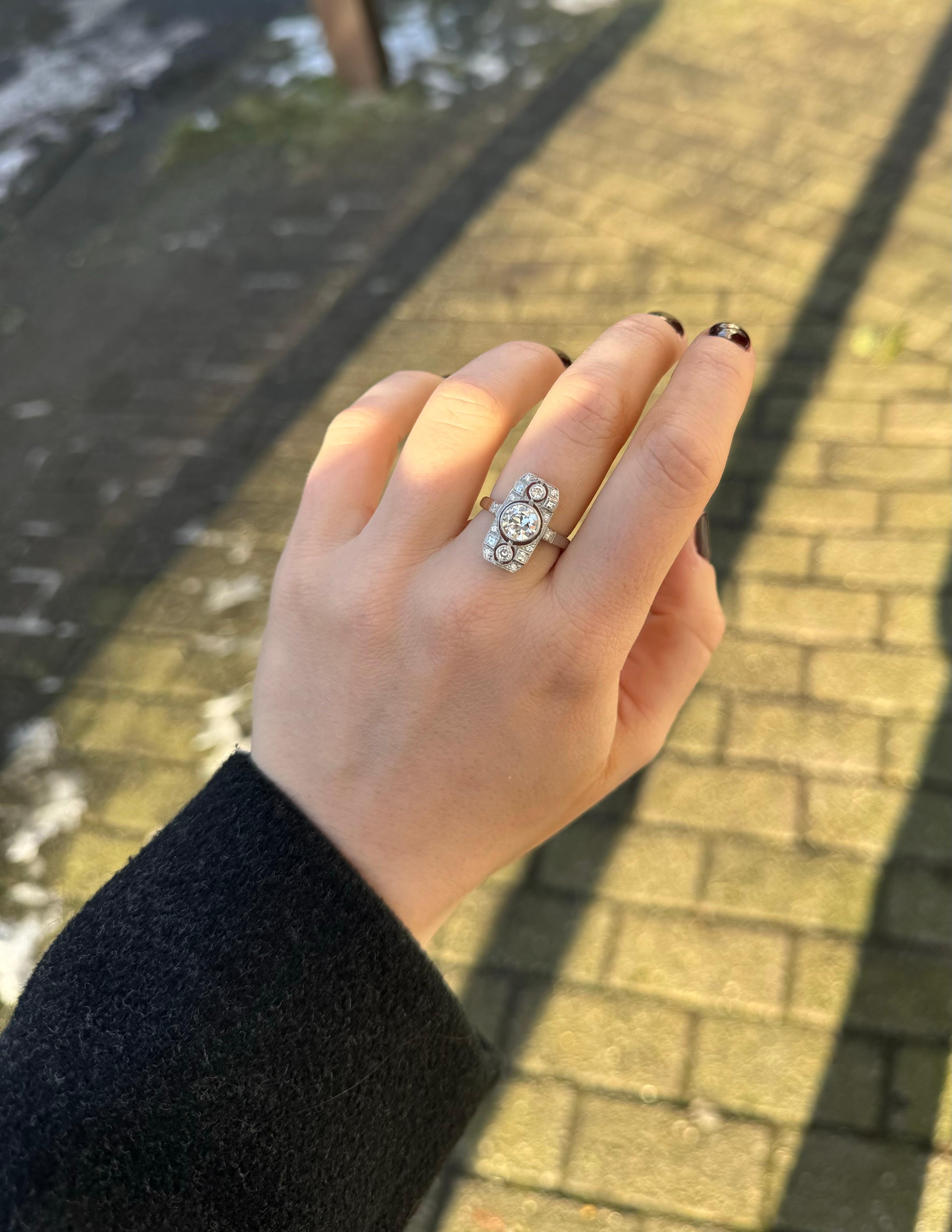 Femenino o masculino Anillo de diamantes de 1.10 quilates de inspiración Art Déco en venta