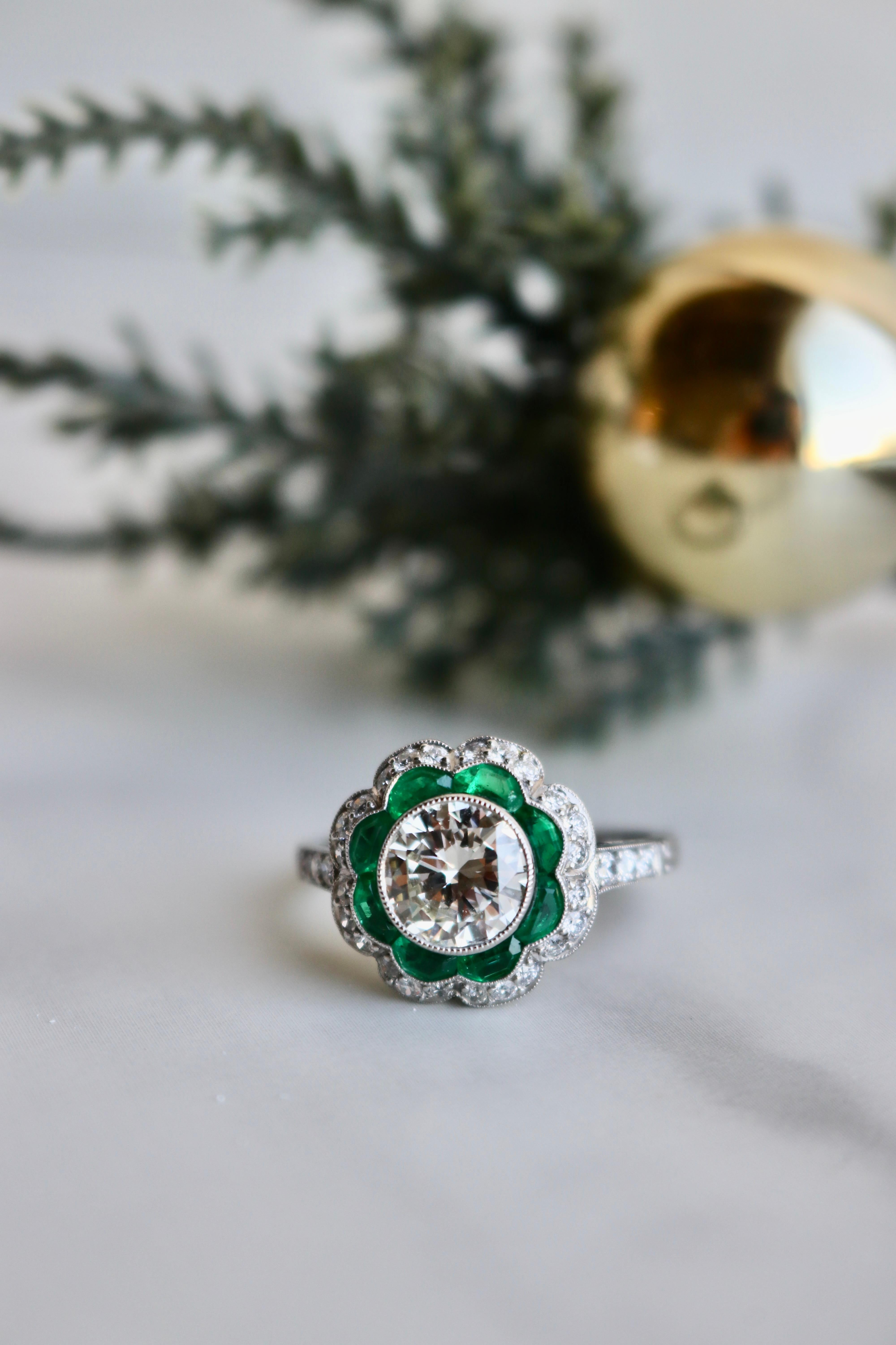 Art Deco Inspired 1.33 Carat Round Brilliant Cut Diamond Emerald Platinum Ring 2