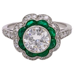 Art Deco inspirierter Platinring mit 1.33 Karat rundem Diamanten im Brillantschliff und Smaragd