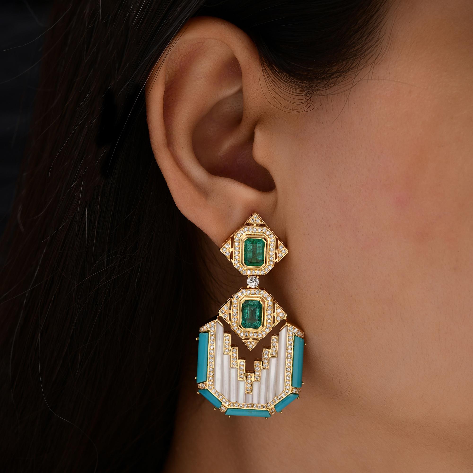 Pendientes de oro amarillo de 14 quilates inspirados en el Art Decó 13,58 quilates de diamantes con gemas verdes talla esmeralda, madreperla, turquesa y diamantes engastados en pavé, estos pendientes reflejan una artesanía contemporánea.