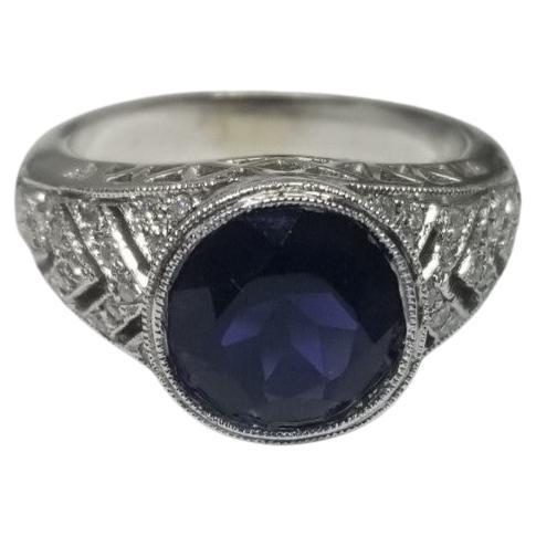 Anillo de oro blanco de 14k inspirado en el art déco con iolita y diamantes