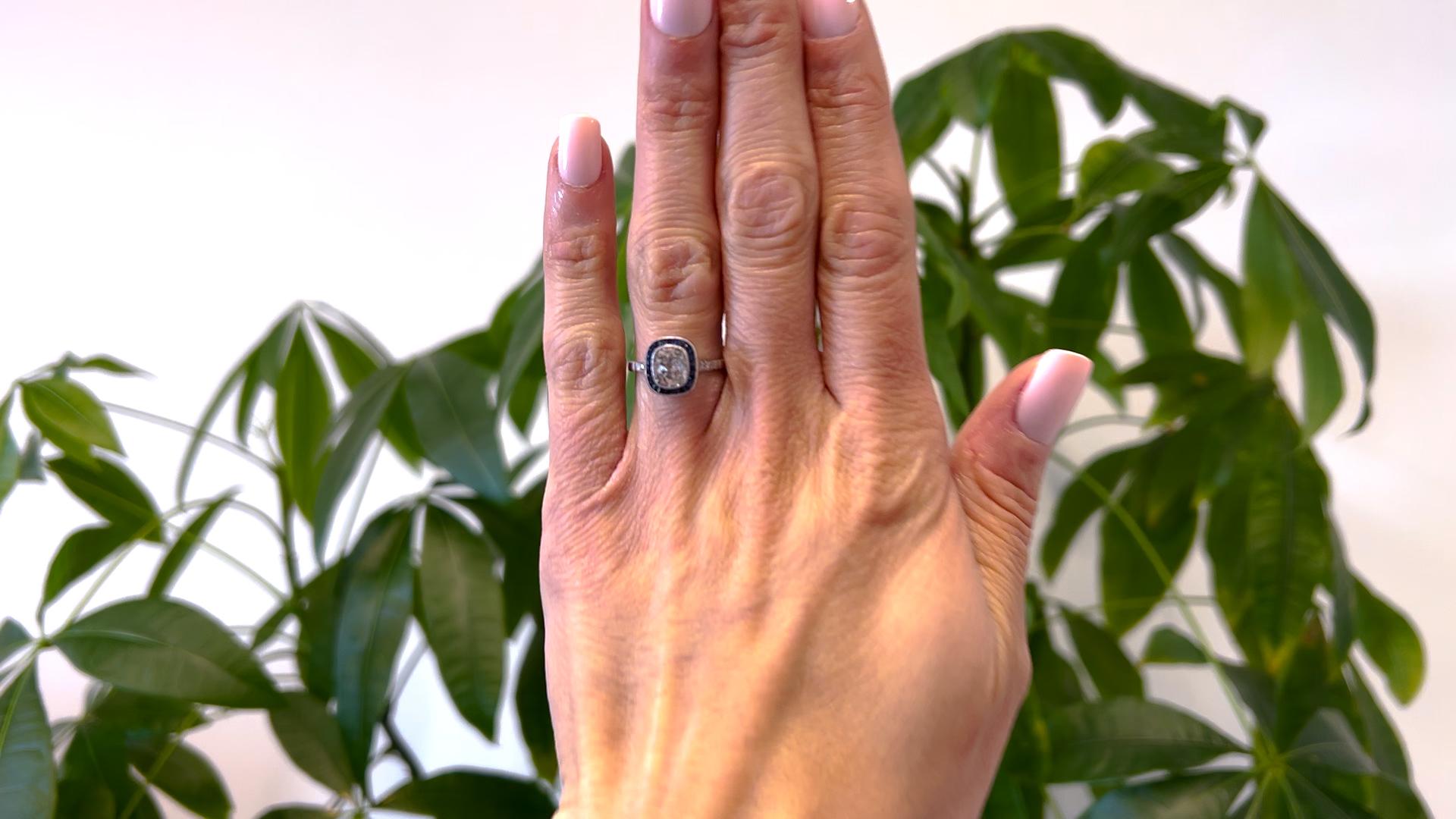 Eine Art Deco inspiriert 1,62 Karat Old Mine Cut Diamant Saphir Platin Ring. Mit einem Diamanten im alten Minenschliff von 1,62 Karat, Farbe H, Reinheit I2. Akzentuiert durch 23 französische Saphire im Calibré-Schliff mit einem Gesamtgewicht von ca.