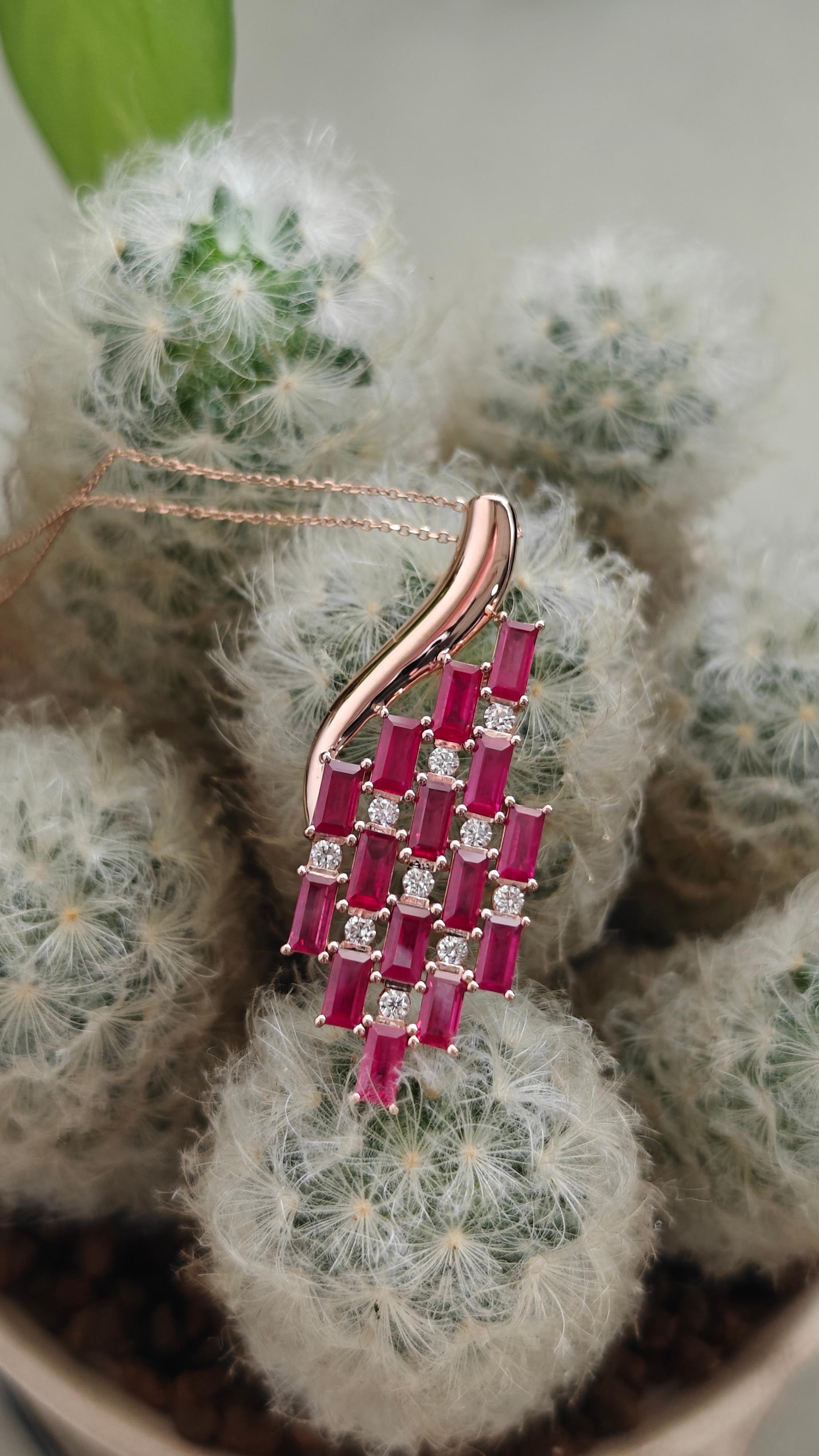 Ciondolo in oro 18k di ispirazione Art Deco con diamanti e rubini baguette in vendita 4