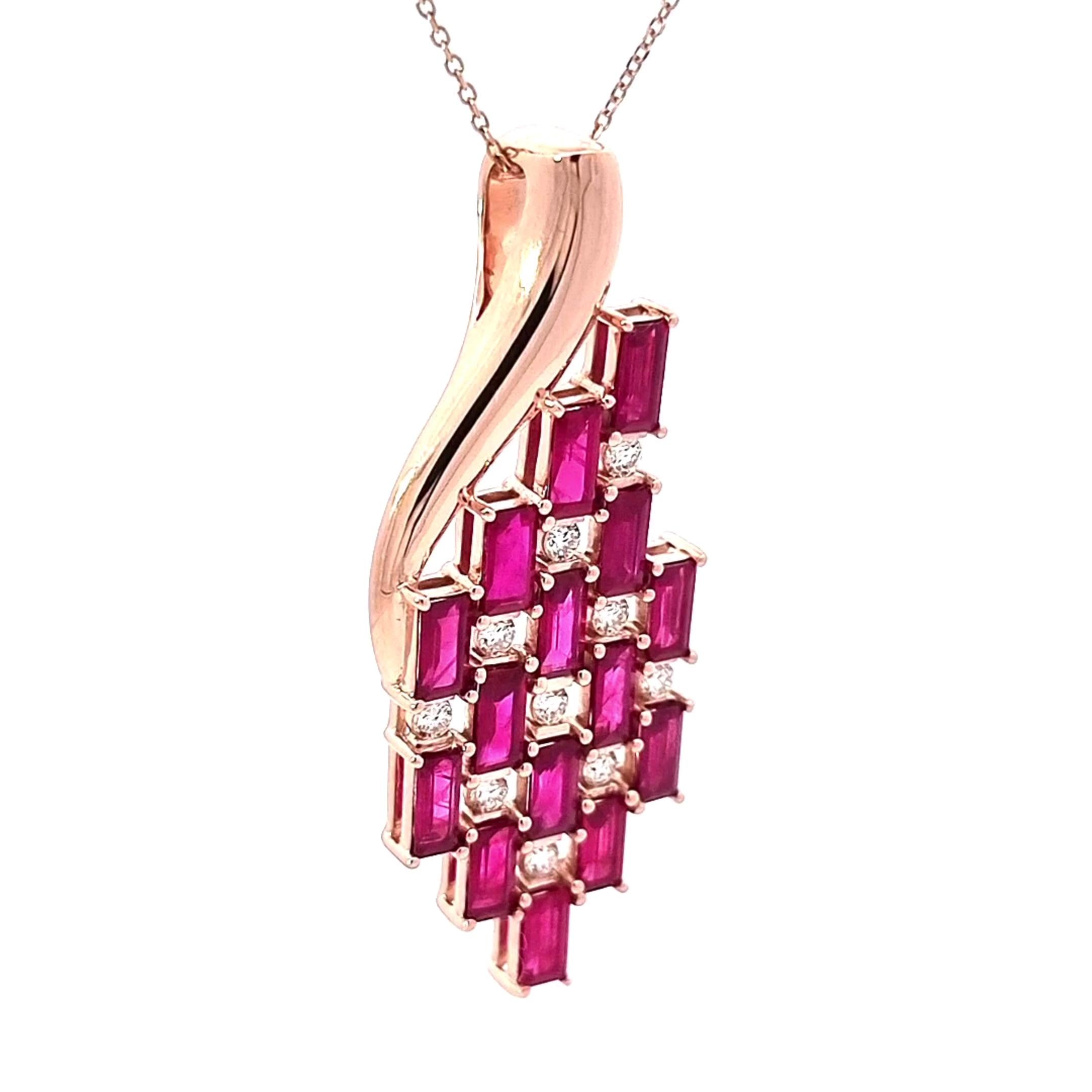 Questo ciondolo combina colori vivaci con una raffinata lavorazione artigianale. Incastonato in caldo oro rosa, il design è caratterizzato da una curva fluida che incornicia un motivo strutturato di rubini rosa vivo tagliati a baguette. Tra di loro,