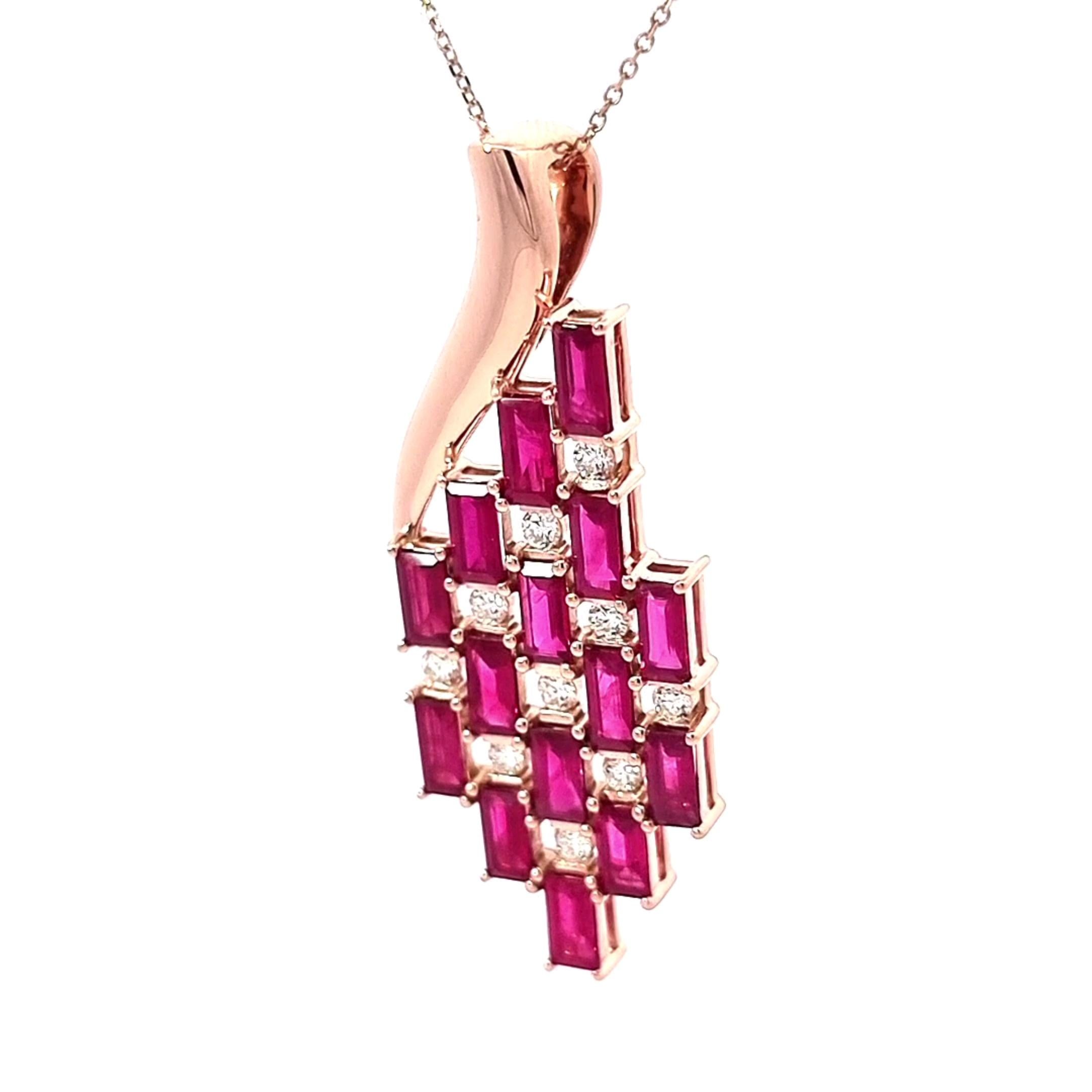 Art Déco Ciondolo in oro 18k di ispirazione Art Deco con diamanti e rubini baguette in vendita