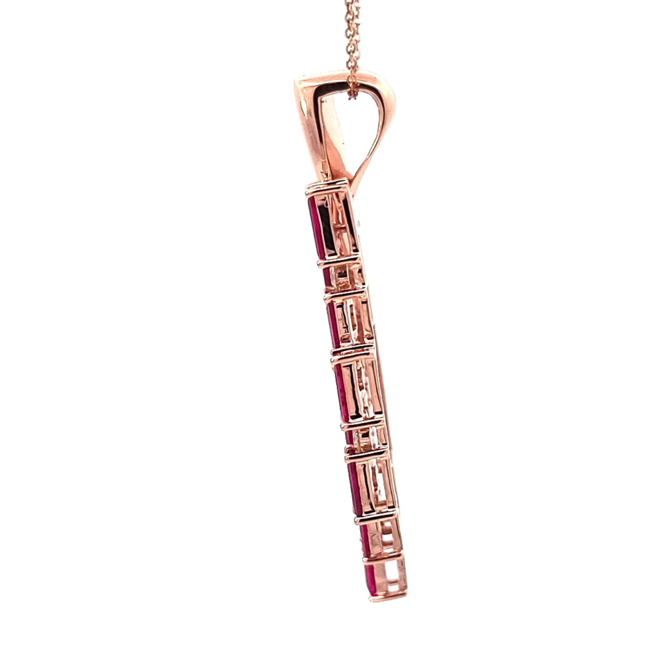 Taglio baguette Ciondolo in oro 18k di ispirazione Art Deco con diamanti e rubini baguette in vendita