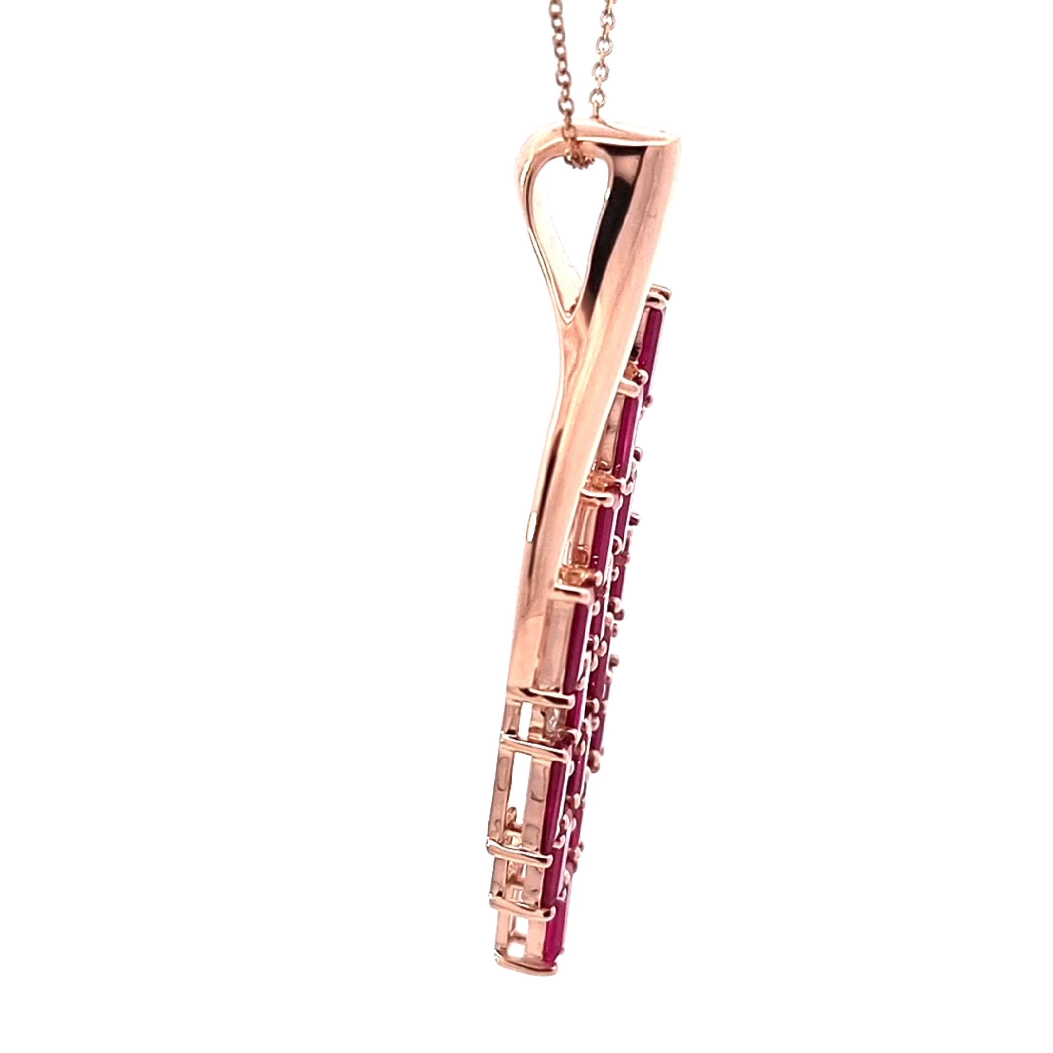 Ciondolo in oro 18k di ispirazione Art Deco con diamanti e rubini baguette In condizioni Nuovo in vendita a ประเวศ, TH