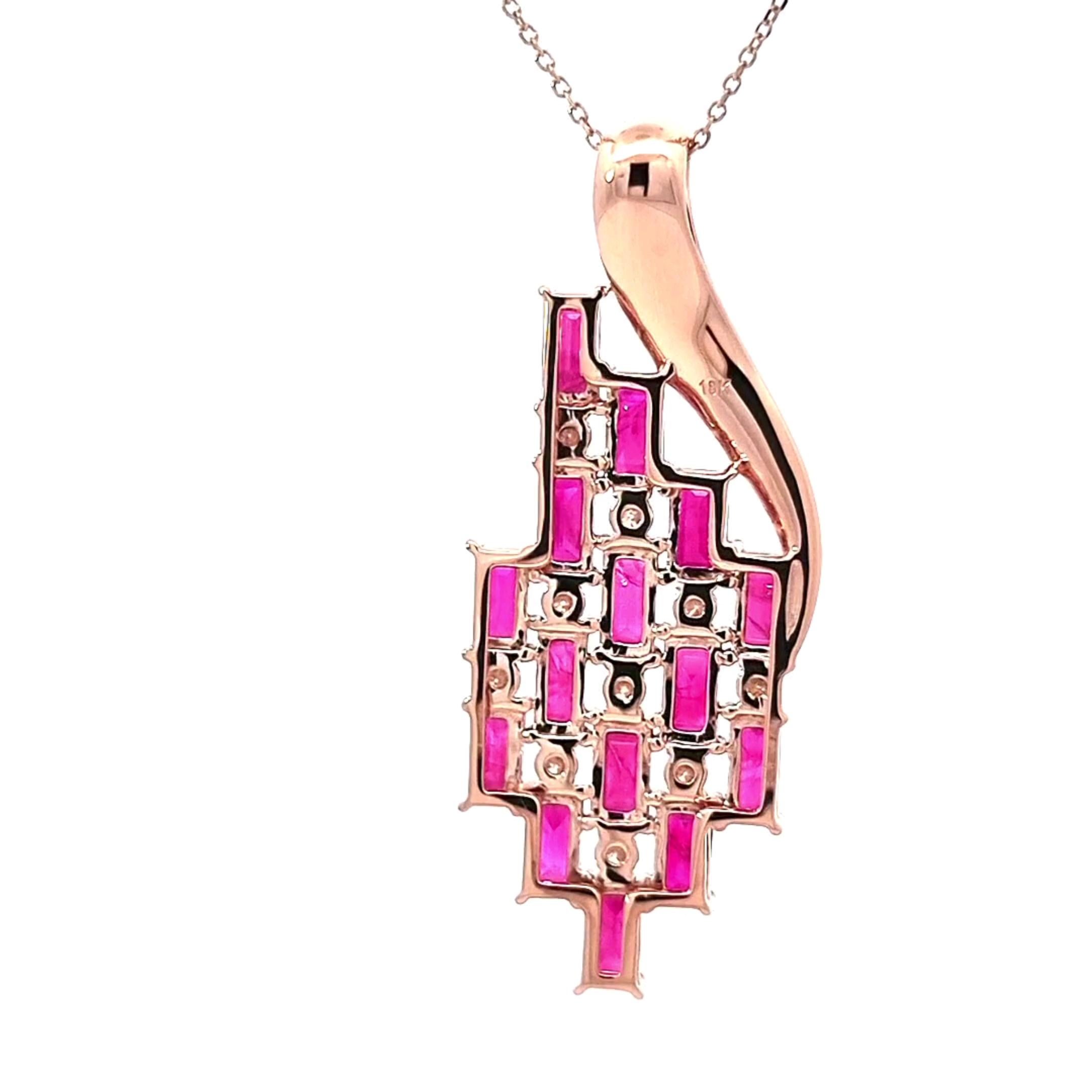 Donna Ciondolo in oro 18k di ispirazione Art Deco con diamanti e rubini baguette in vendita