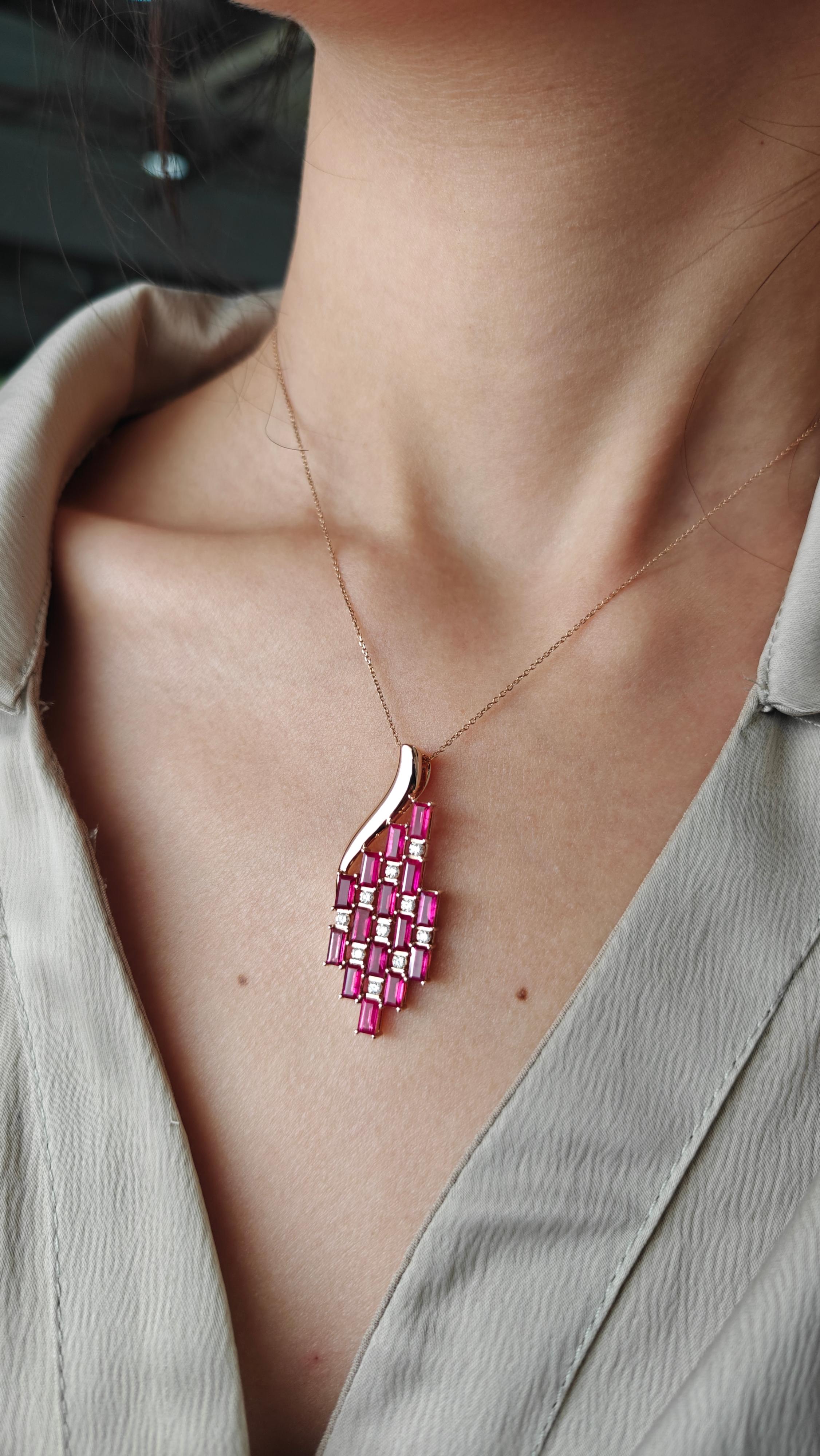 Ciondolo in oro 18k di ispirazione Art Deco con diamanti e rubini baguette in vendita 1