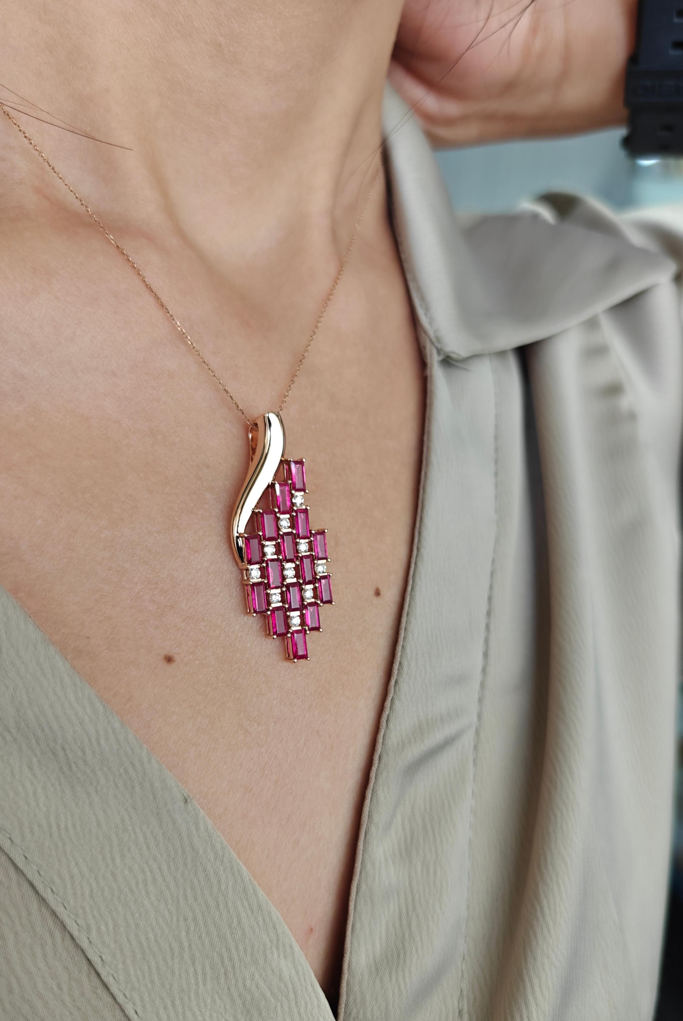 Ciondolo in oro 18k di ispirazione Art Deco con diamanti e rubini baguette in vendita 2