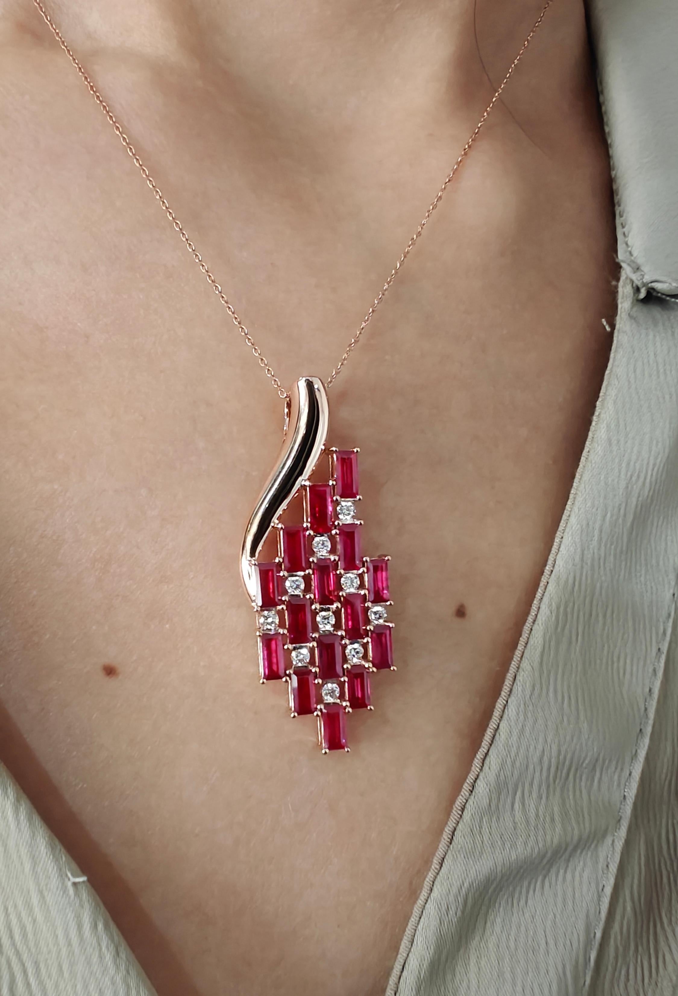 Ciondolo in oro 18k di ispirazione Art Deco con diamanti e rubini baguette in vendita 3