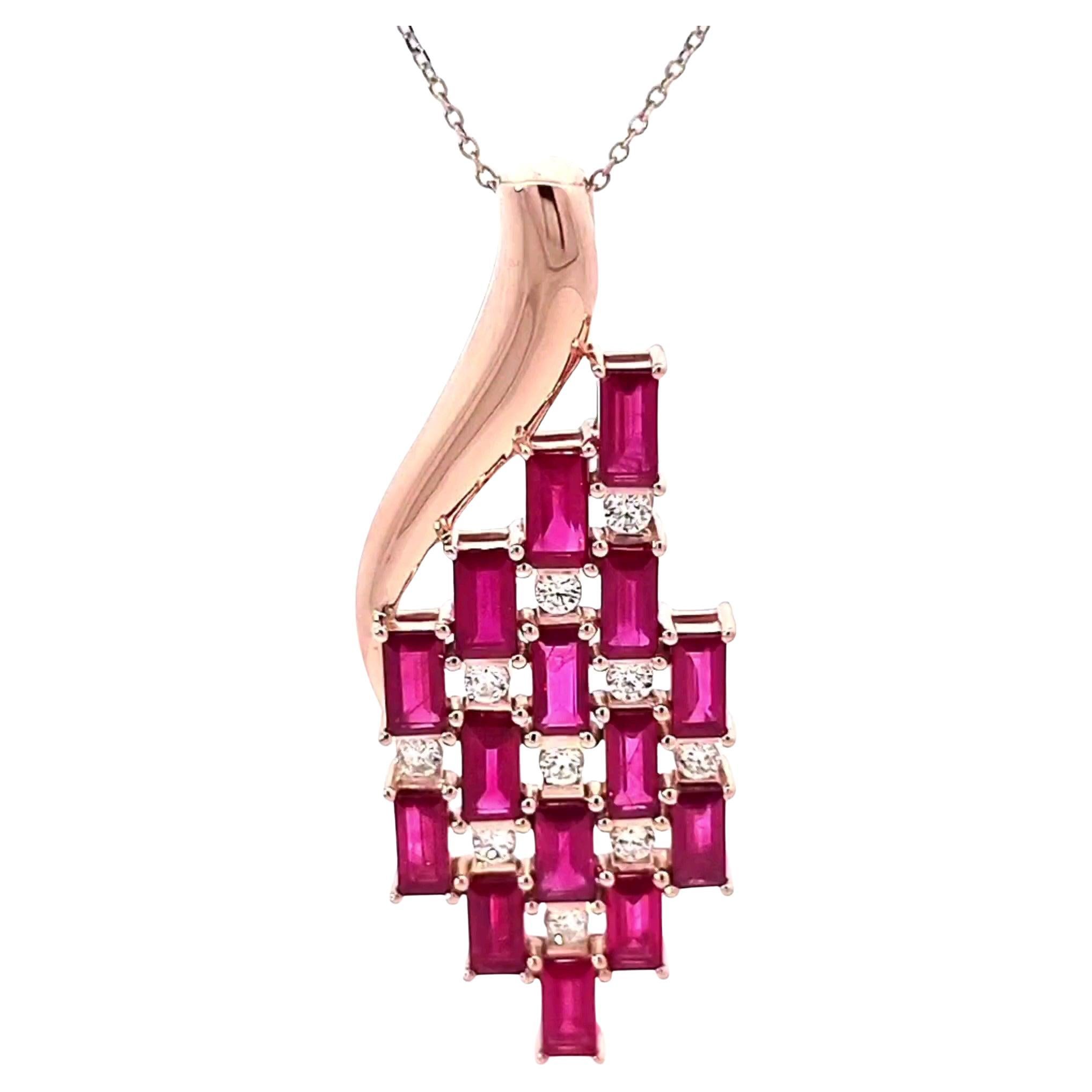 Ciondolo in oro 18k di ispirazione Art Deco con diamanti e rubini baguette