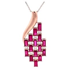 Ciondolo in oro 18k di ispirazione Art Deco con diamanti e rubini baguette