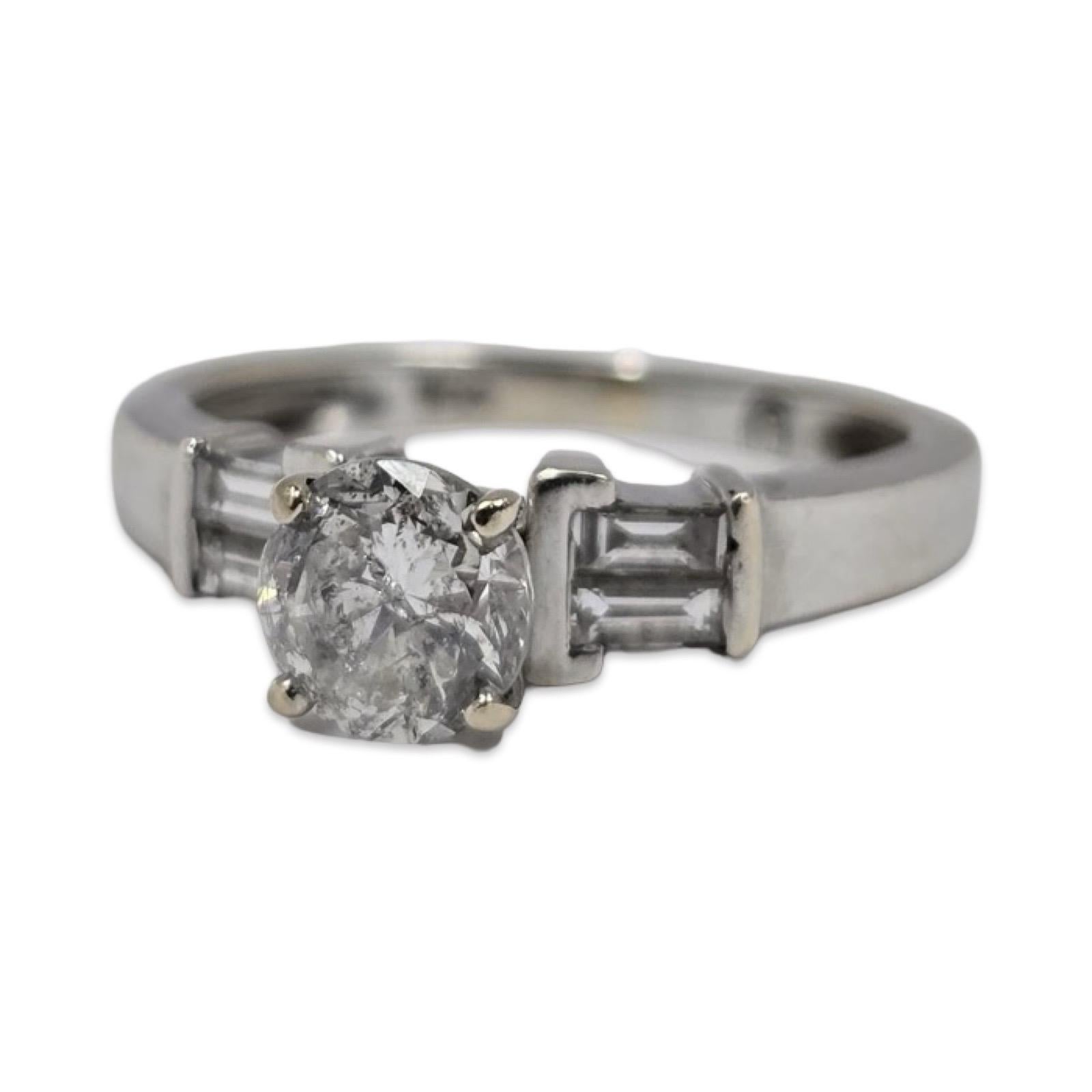 Taglio rotondo Anello con diamante in oro bianco 18 carati di ispirazione Art Deco, 0,85tcw rotondo e baguette in vendita