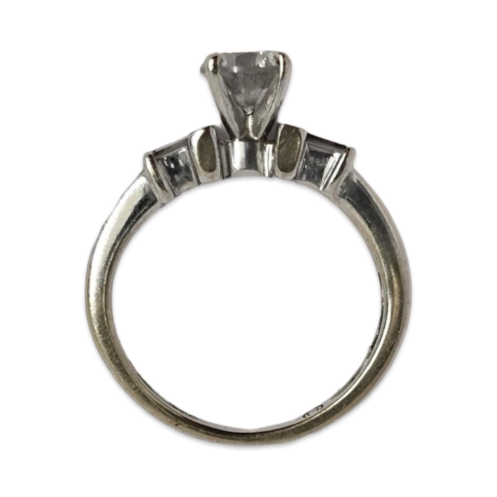 Anello con diamante in oro bianco 18 carati di ispirazione Art Deco, 0,85tcw rotondo e baguette In condizioni buone in vendita a Miami, FL