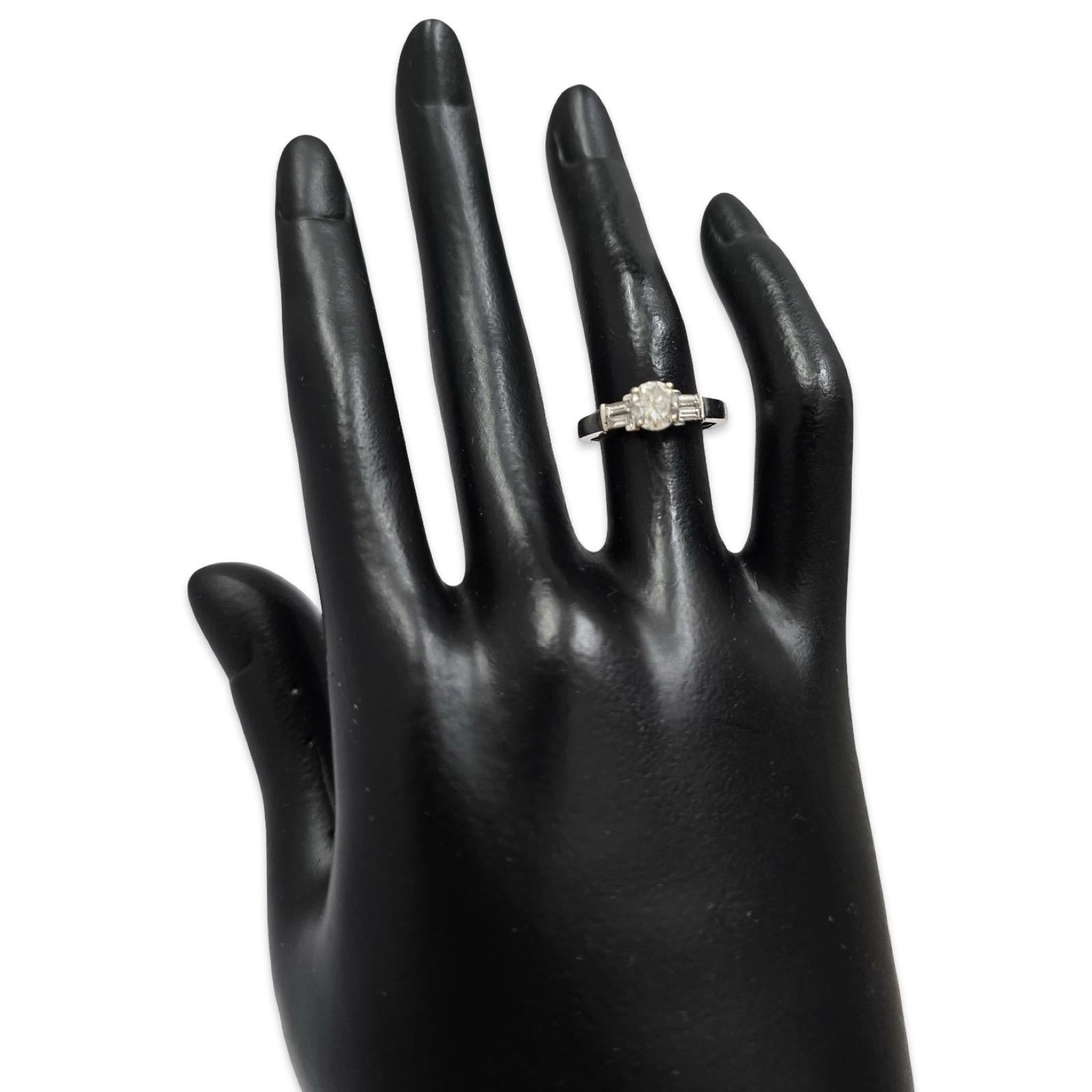 Donna Anello con diamante in oro bianco 18 carati di ispirazione Art Deco, 0,85tcw rotondo e baguette in vendita