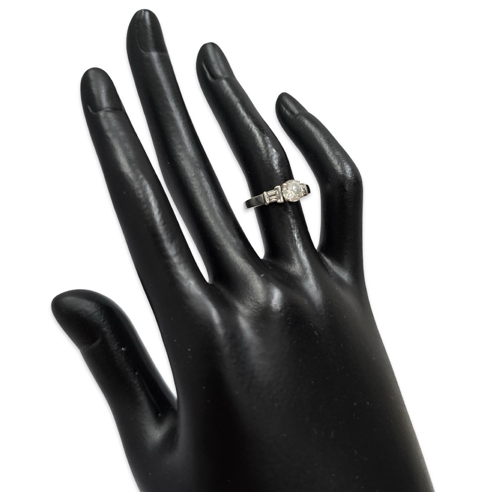 Anello con diamante in oro bianco 18 carati di ispirazione Art Deco, 0,85tcw rotondo e baguette in vendita 1