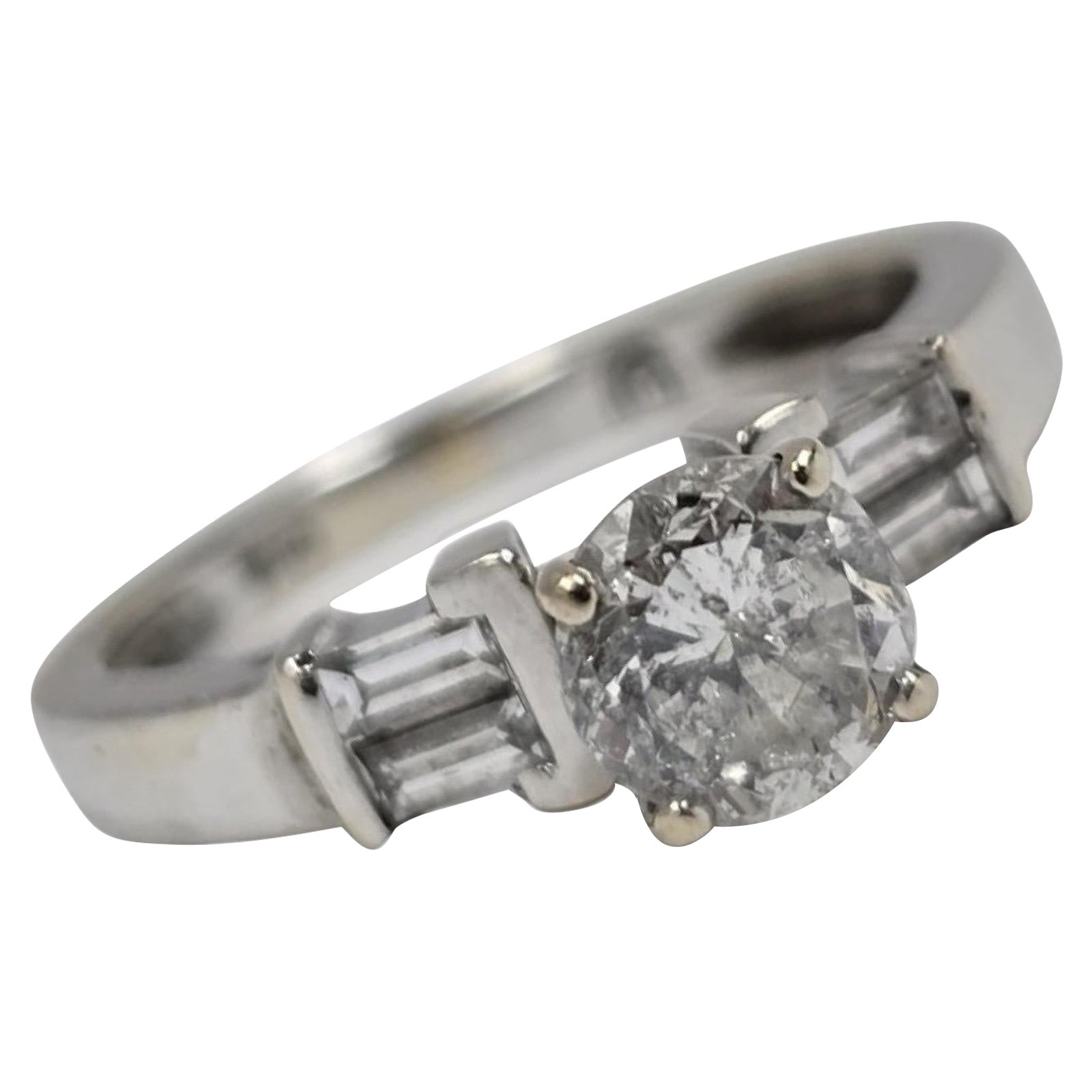 Anello con diamante in oro bianco 18 carati di ispirazione Art Deco, 0,85tcw rotondo e baguette in vendita