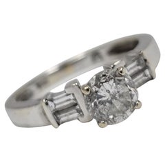 Anello con diamante in oro bianco 18 carati di ispirazione Art Deco, 0,85tcw rotondo e baguette