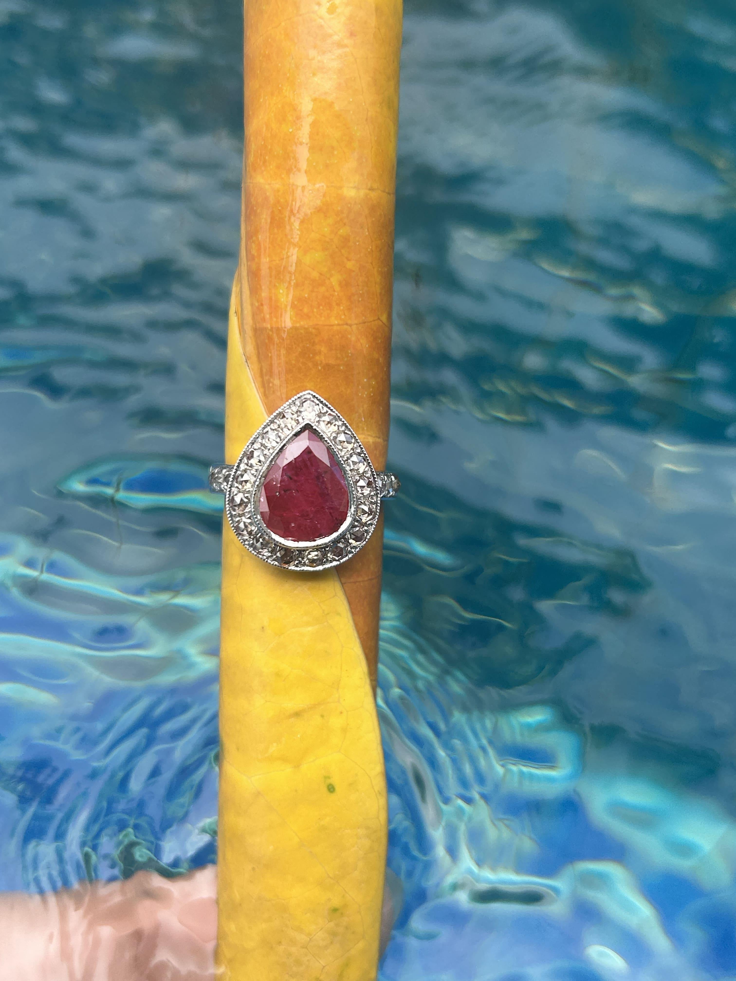 Taglio a goccia Anello di dichiarazione Art Deco non riscaldato con rubino perlato e diamanti taglio rosa da 2,8 carati in vendita