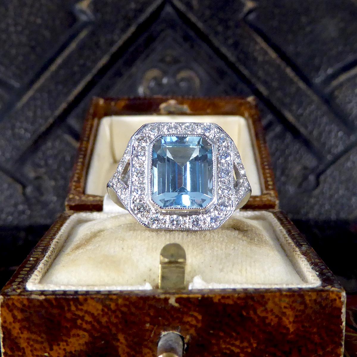 Art Deco Inspired 2.90ct Aquamarine and Diamond Cluster Ring with Shoulders Plat For Sale 1