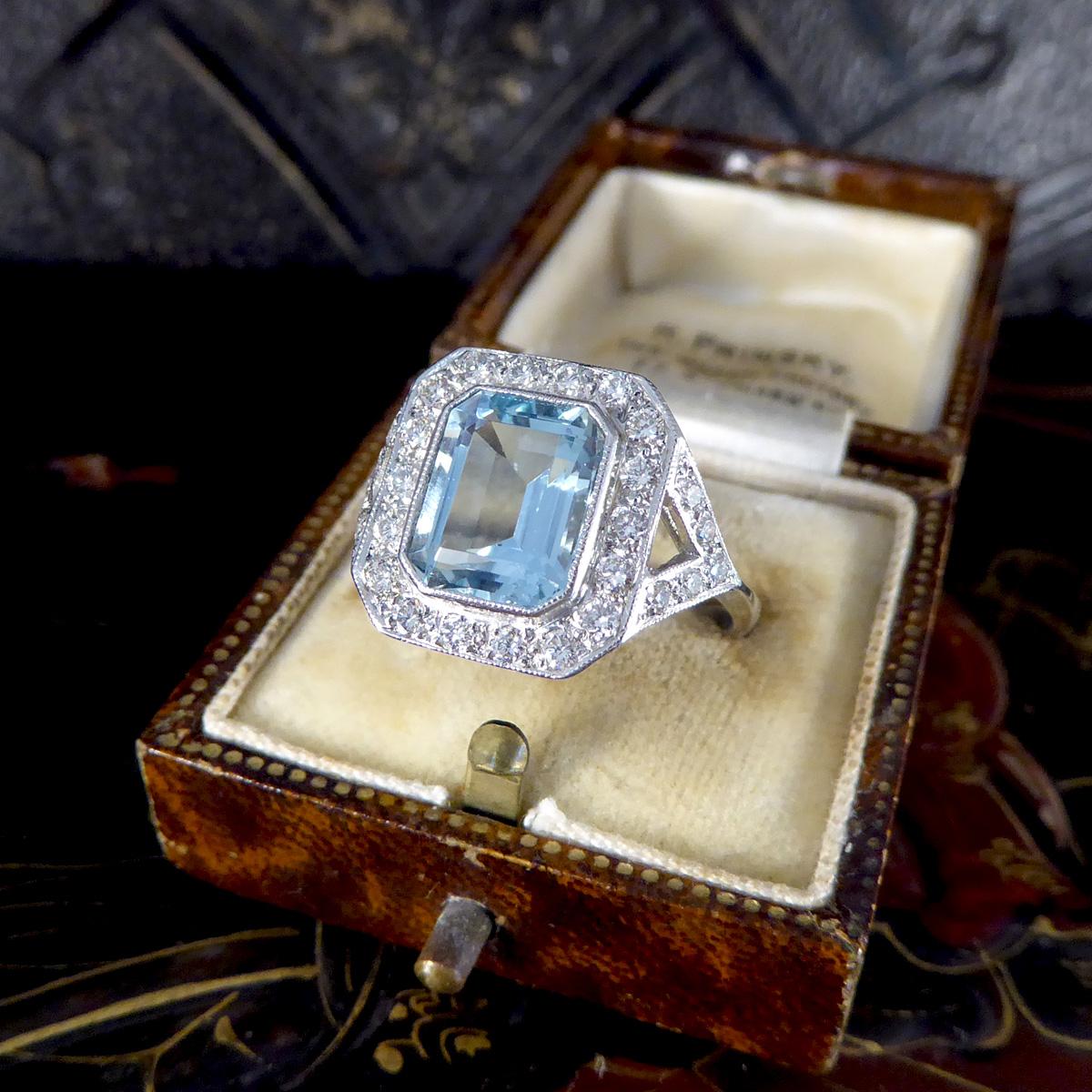 Art Deco Inspired 2.90ct Aquamarine and Diamond Cluster Ring with Shoulders Plat For Sale 2