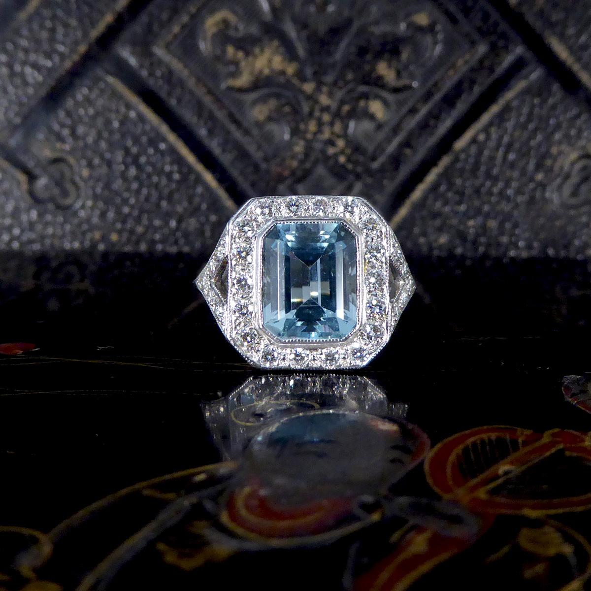Art Deco Inspired 2.90ct Aquamarine and Diamond Cluster Ring with Shoulders Plat For Sale 3