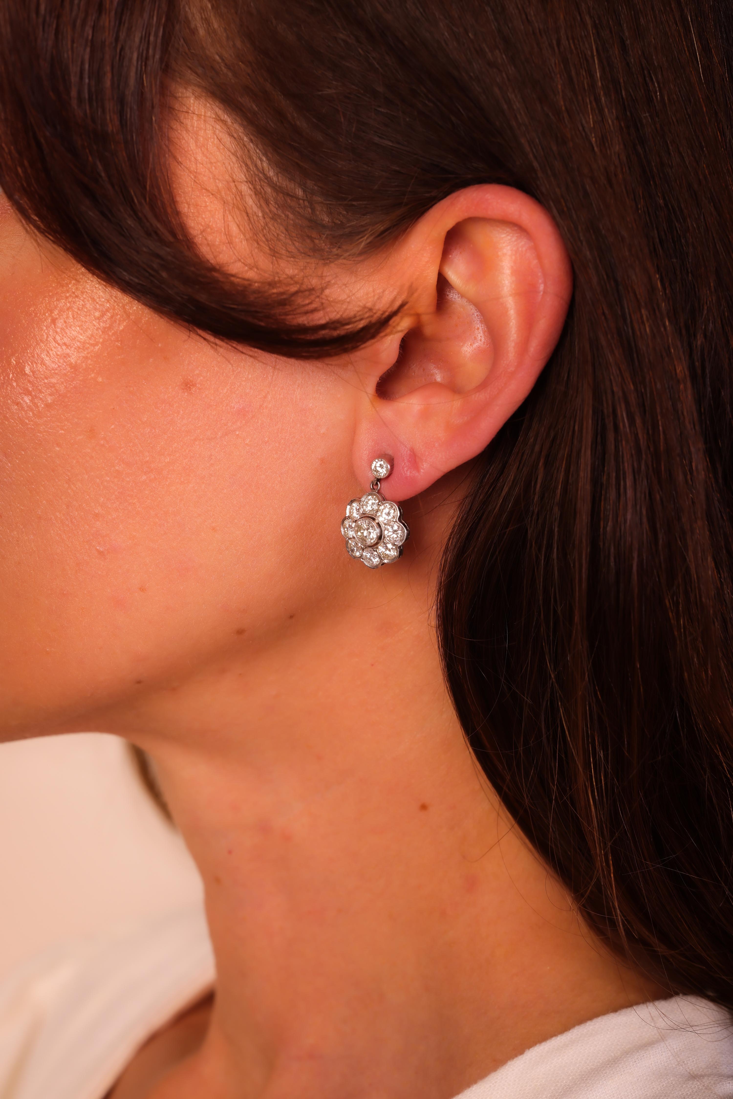 Taglio brillante Orecchini a grappolo in platino con diamanti tondi e brillanti di ispirazione Art Deco da 3 carati in vendita
