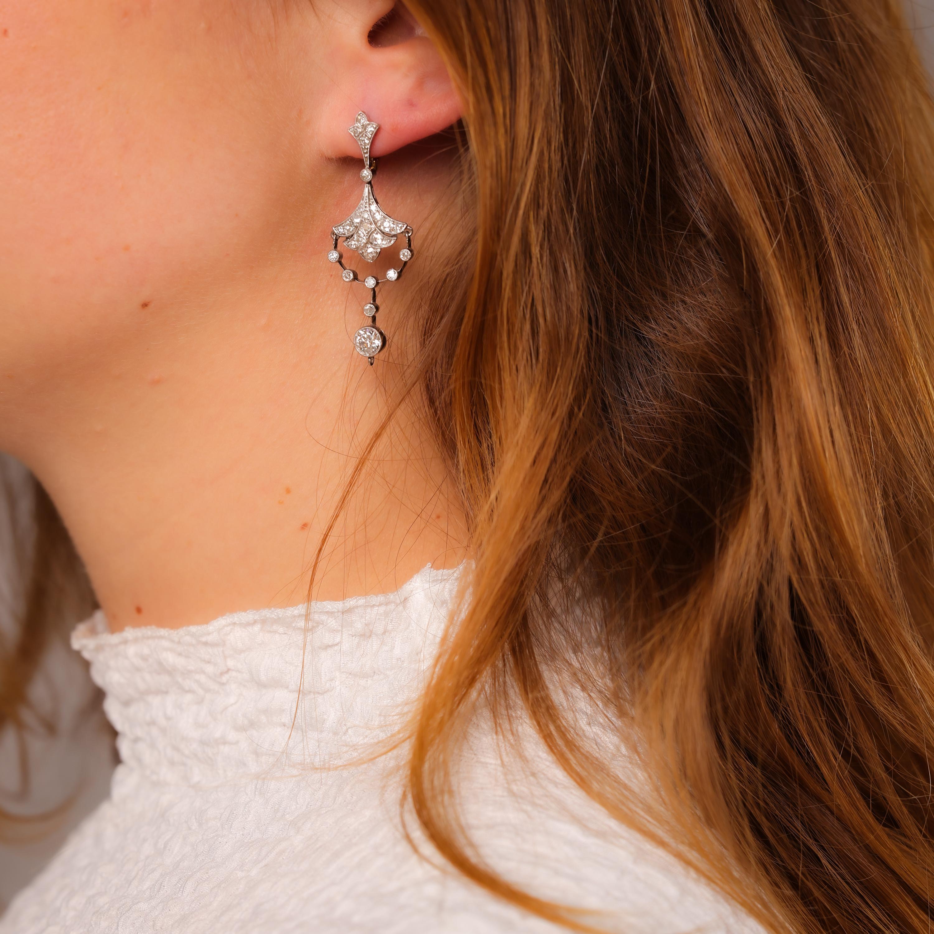 Ces boucles d'oreilles chandelier en platine d'inspiration Art Deco, avec 3 carats de diamants éblouissants et des fonds en or 18 carats, offrent une élégance intemporelle et une allure vintage sophistiquée.

Pierre centrale : 54 diamants de taille