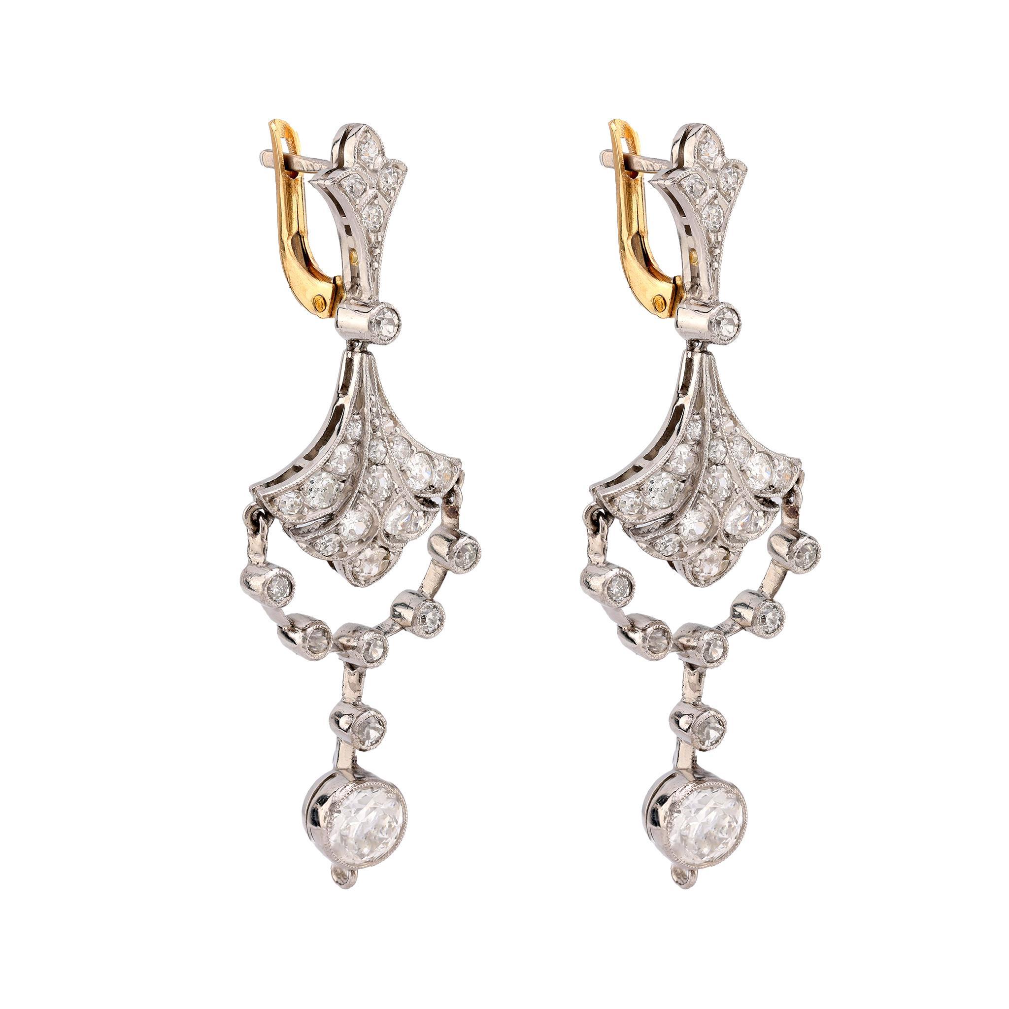 Moderne Boucles d'oreilles chandelier d'inspiration Art déco en platine avec diamants d'un poids total de 3 carats en vente