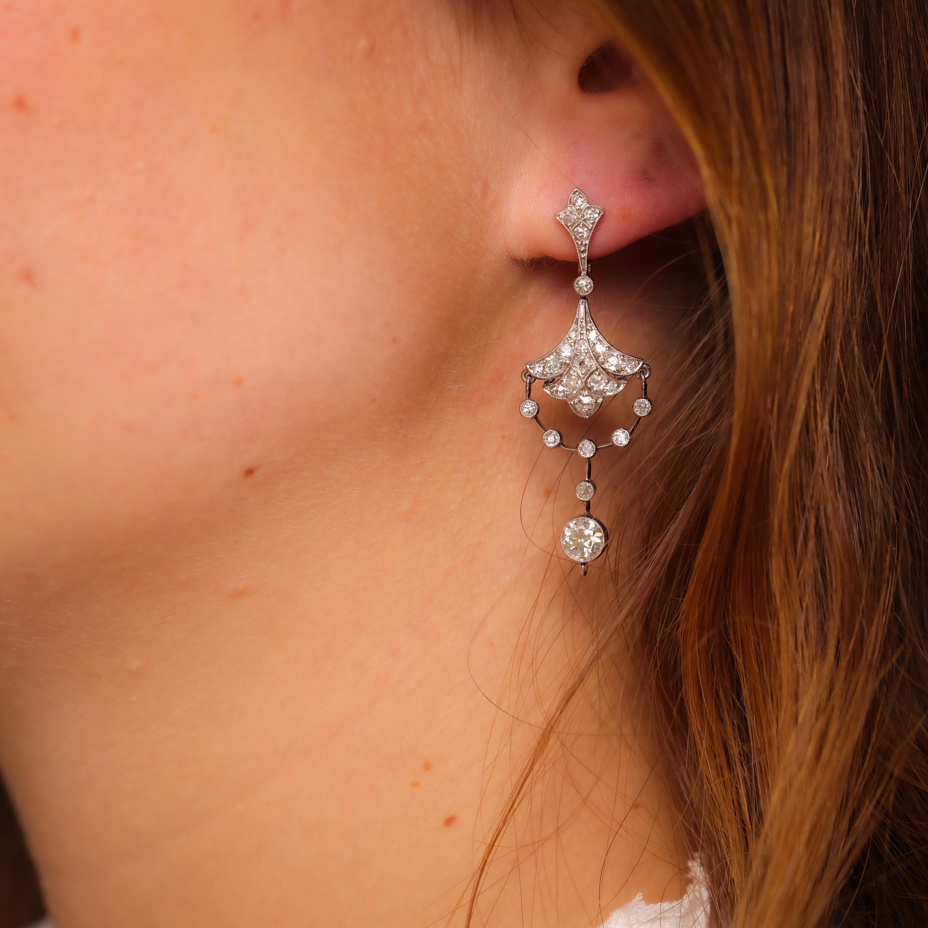 Taille simple Boucles d'oreilles chandelier d'inspiration Art déco en platine avec diamants d'un poids total de 3 carats en vente