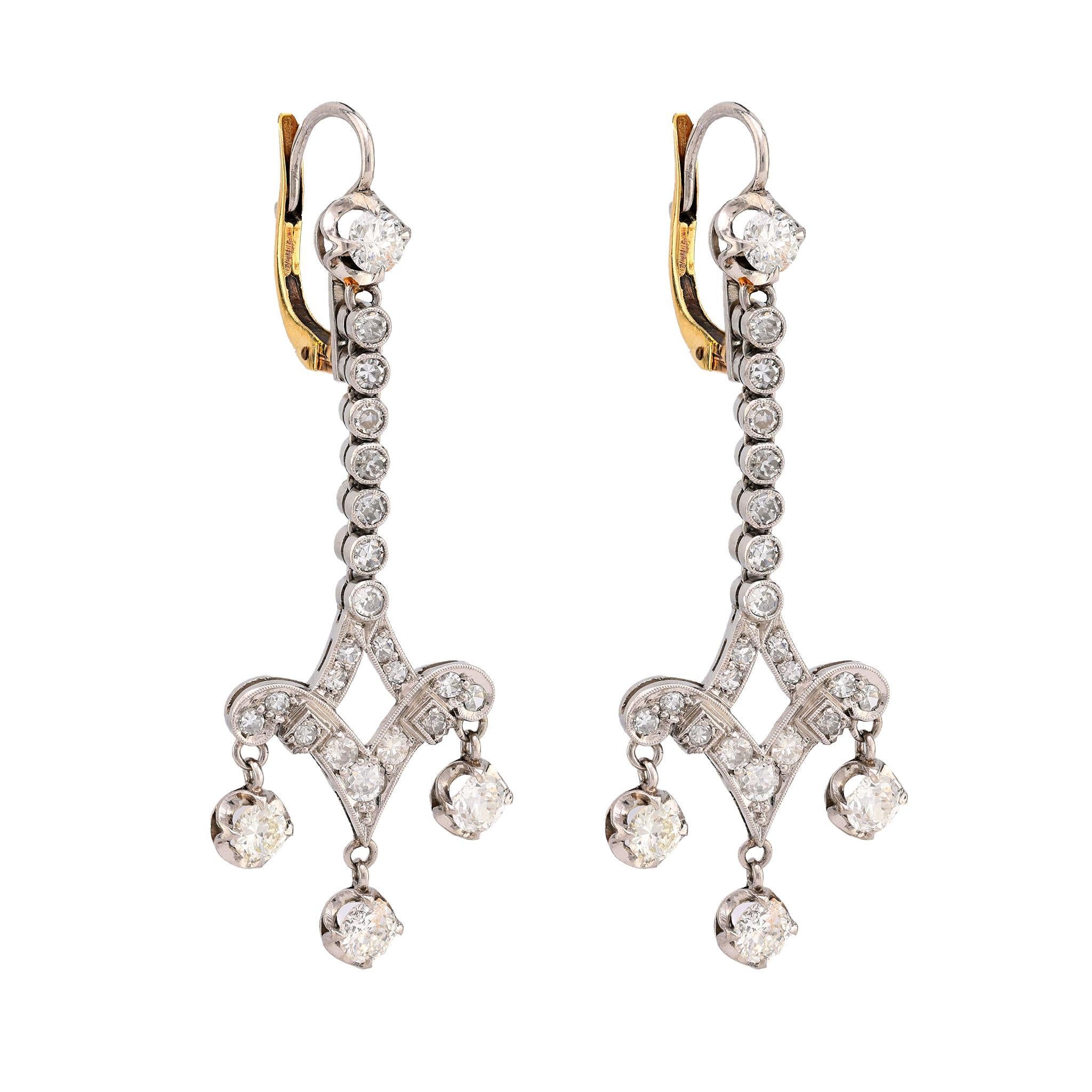 Moderno Orecchini a goccia in platino con diamante di 3 carati di peso totale ispirati all'Art Deco in vendita